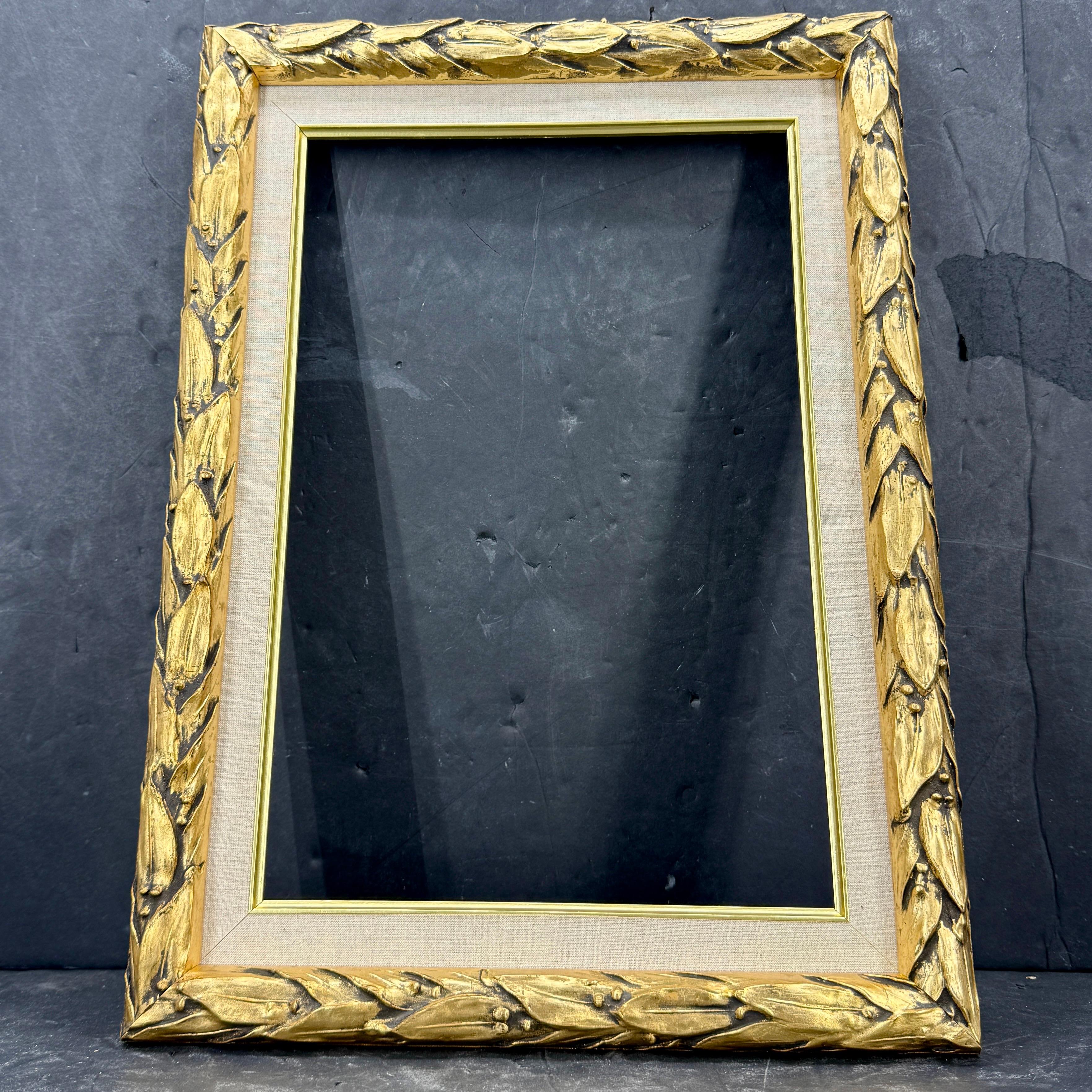 Dorato Cornice d'arte in legno rettangolare con corona d'alloro dorata d'epoca in vendita