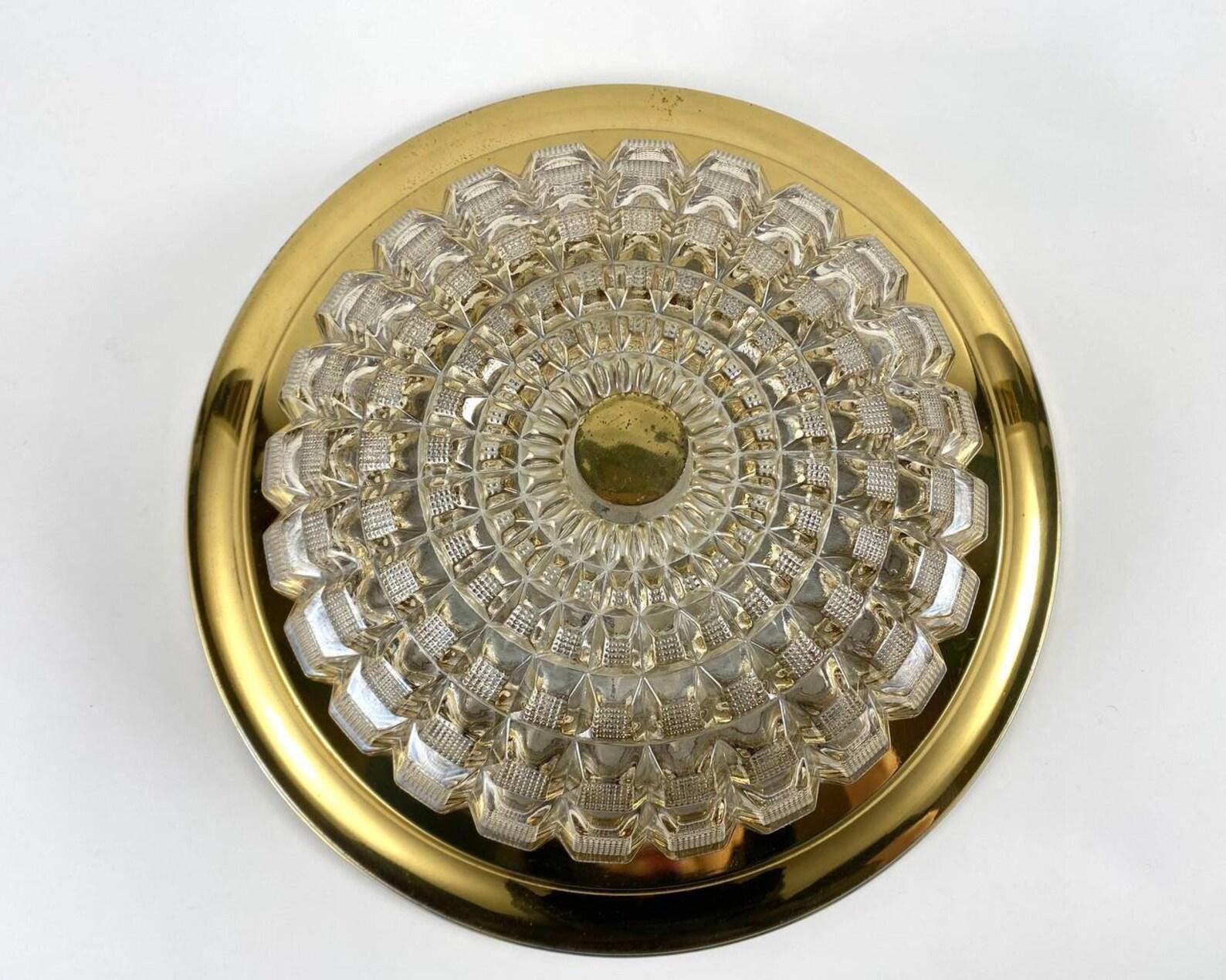 ROUND CEILING LIGHT IN GILT METAL AND CUT GLASS PLAFOND. 

Mid-Century Modern polished metal rim with a cut glass shade flush mount light FIXTURE. 

 The ceiling lamp is a real example of high-quality, beautiful and durable lighting. With its