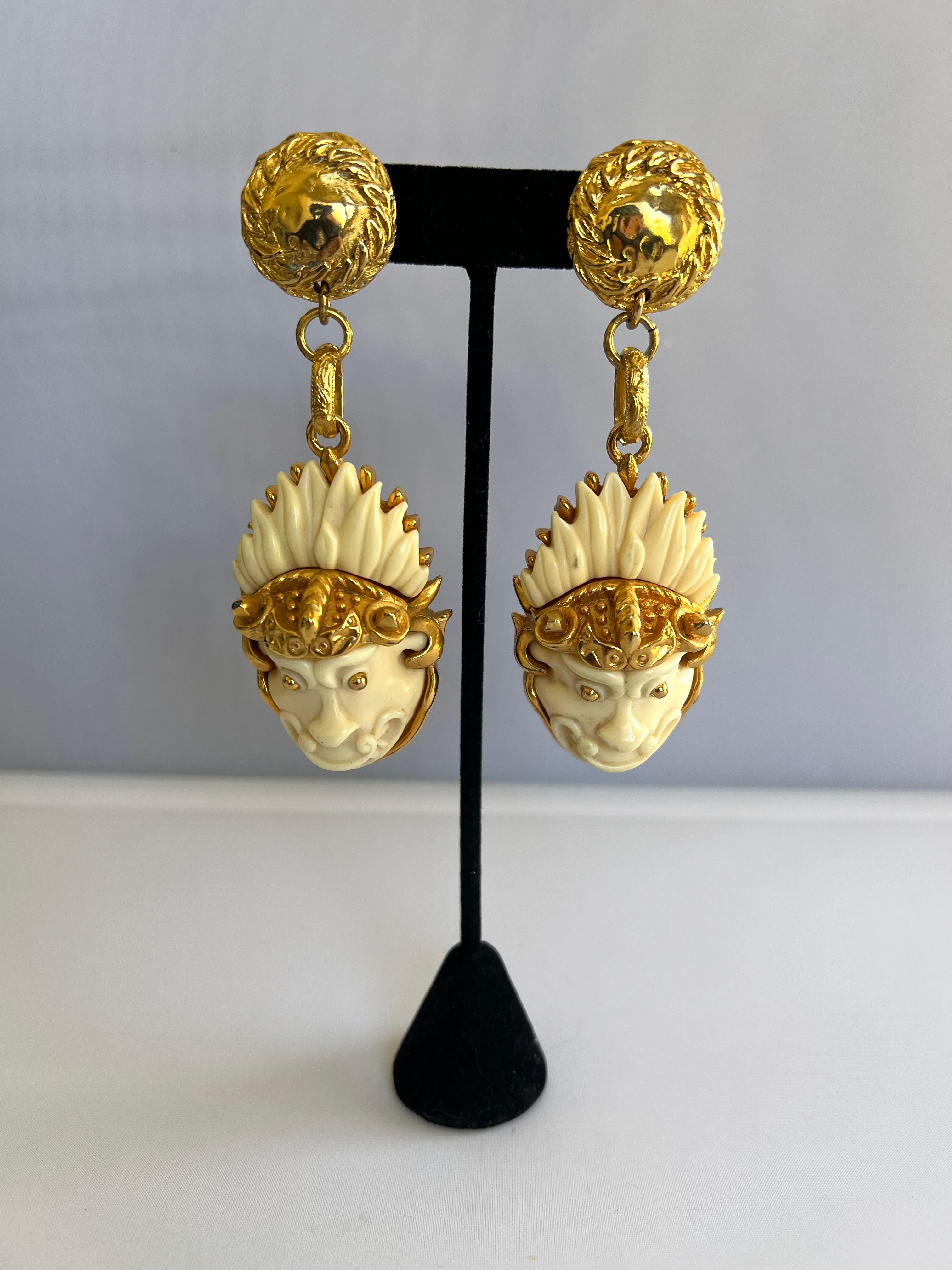 Ohrringe aus vergoldetem Metall und geschnitztem Galalith-Metal mit weißen Drachen  (Kunsthandwerker*in) im Angebot