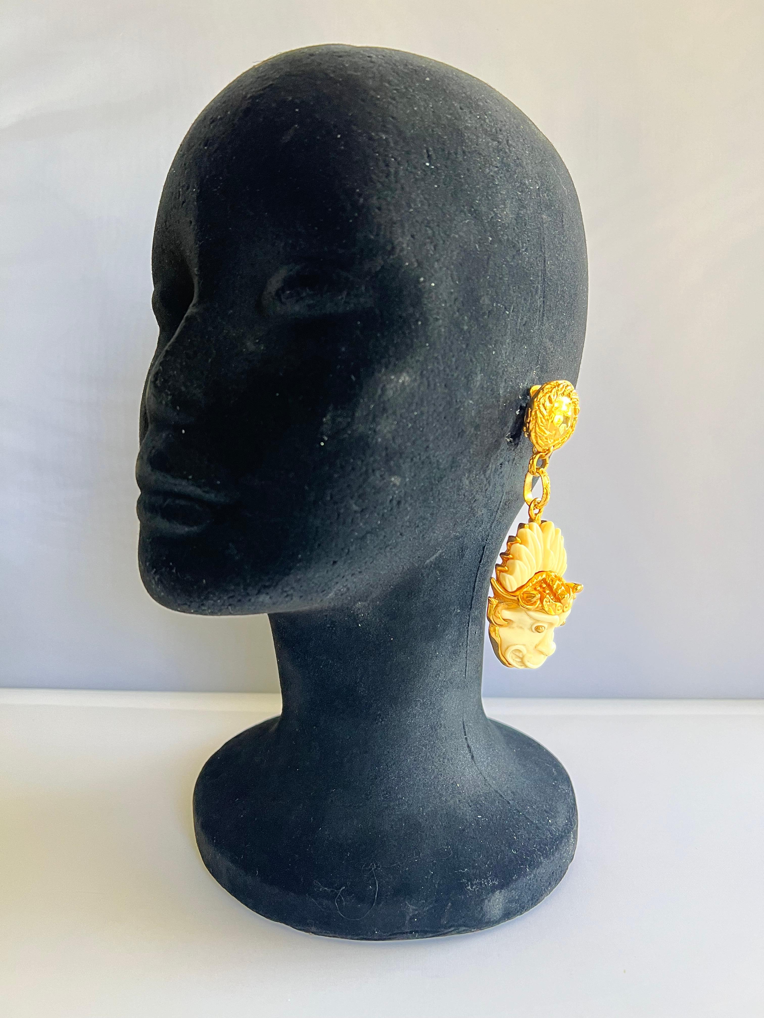 Ohrringe aus vergoldetem Metall und geschnitztem Galalith-Metal mit weißen Drachen  im Angebot 1