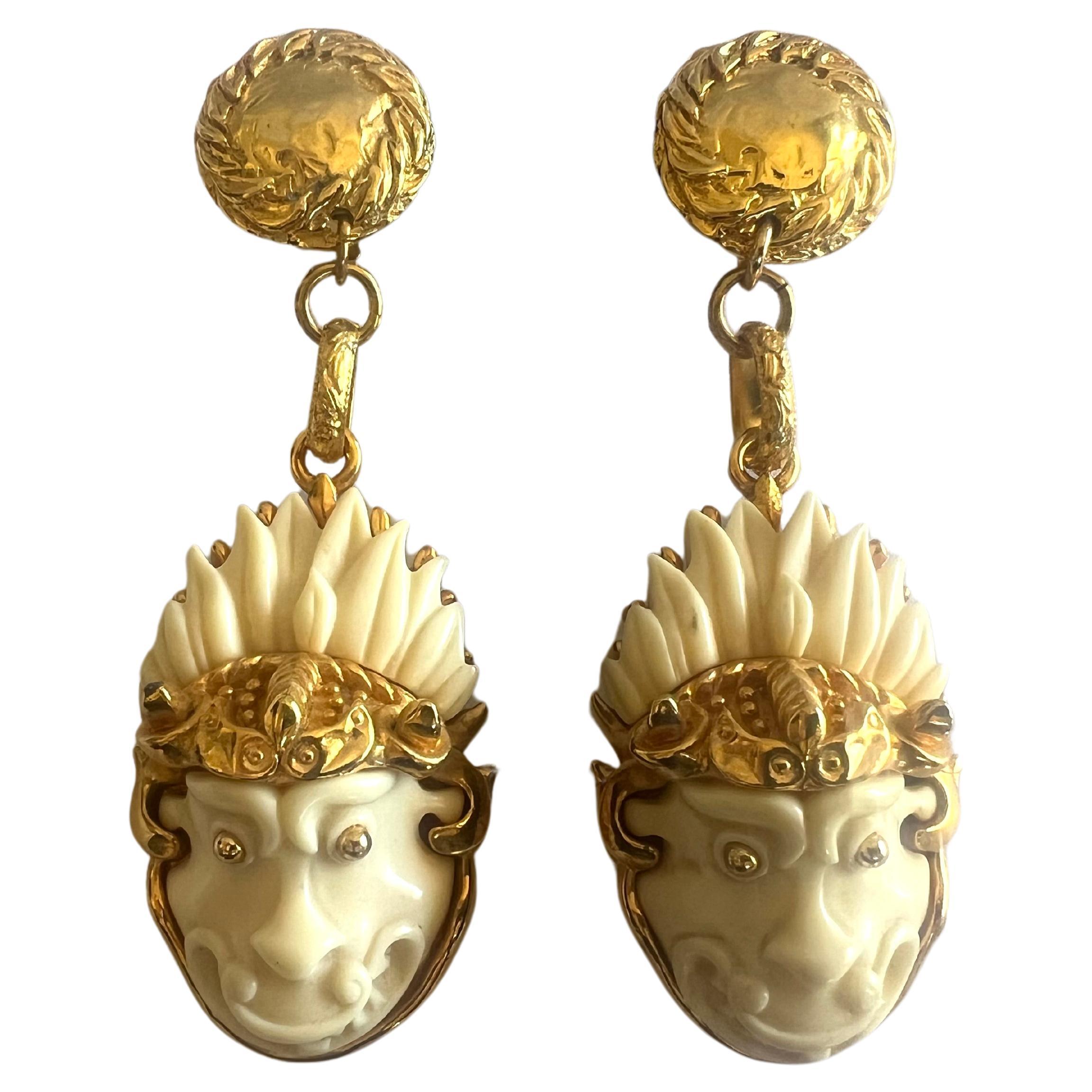 Ohrringe aus vergoldetem Metall und geschnitztem Galalith-Metal mit weißen Drachen  im Angebot