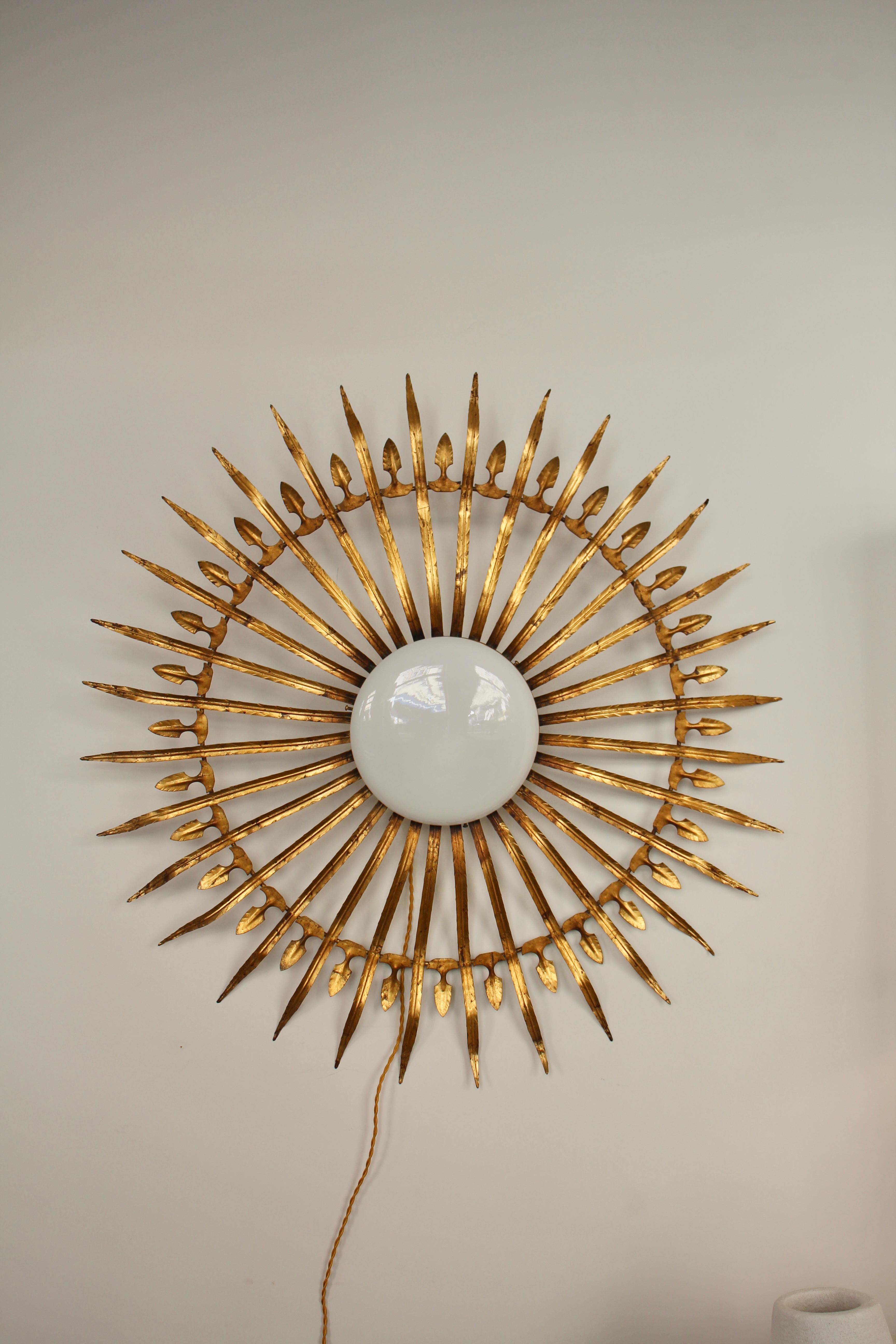 Hollywood Regency Vintage Gilt Metal and Opaline Sunburst Wall Sconce, France, 1960 For Sale
