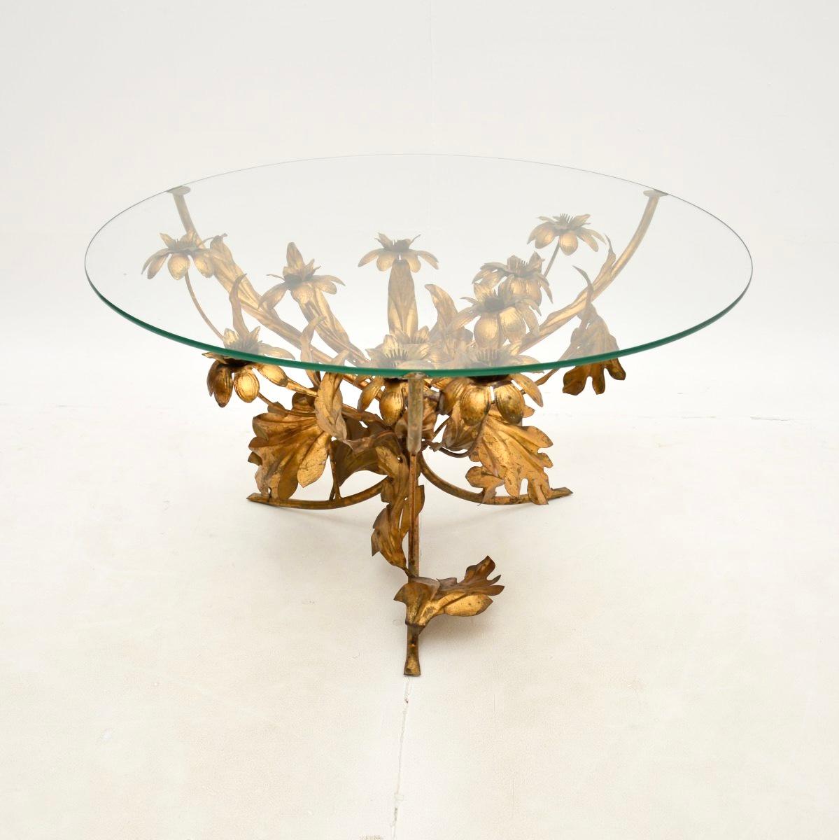 Une superbe table basse vintage en métal doré de Hans Kogl, fabriquée en Allemagne et datant des années 1960.

Il est magnifiquement conçu et d'une qualité irréprochable. Le cadre est orné de magnifiques motifs floraux et présente une finition