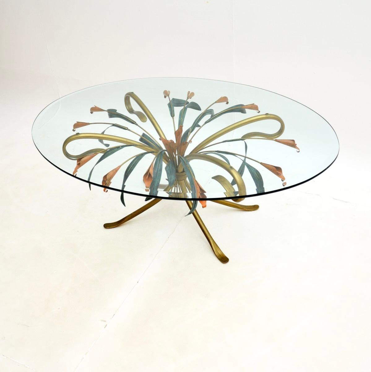 Une superbe table basse vintage en métal doré de Hans Kogl, fabriquée en Allemagne et datant des années 1970.

Il est magnifiquement conçu et d'une qualité irréprochable. Le cadre est orné de magnifiques motifs floraux, de fleurs rouges et de
