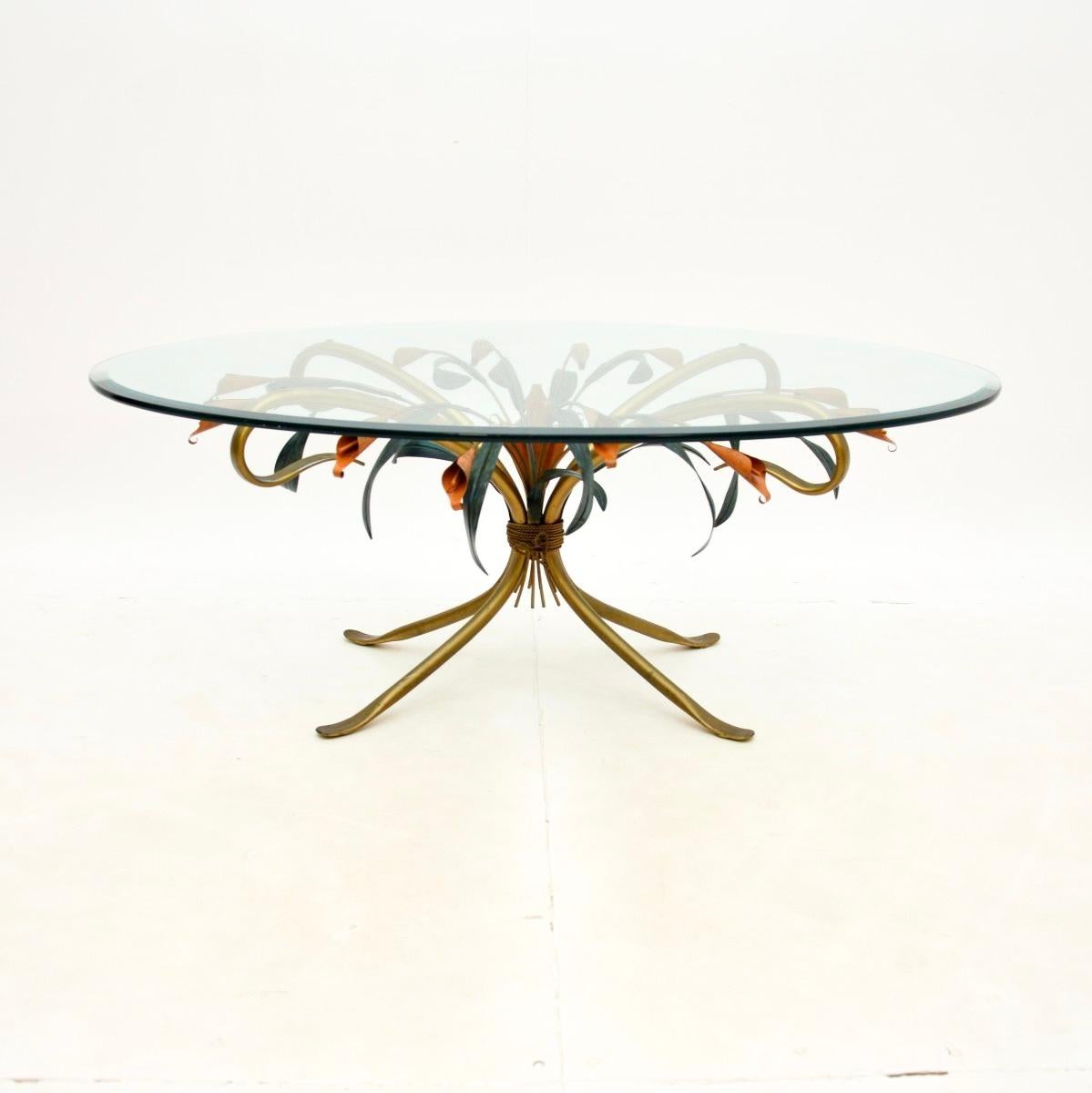 Allemand Table basse vintage en métal doré par Hans Kogl en vente