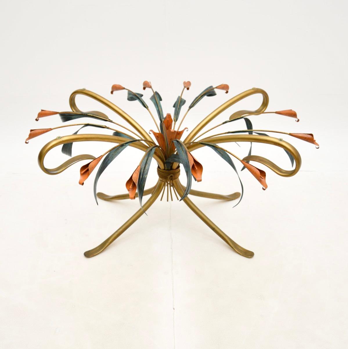 Doré Table basse vintage en métal doré par Hans Kogl en vente