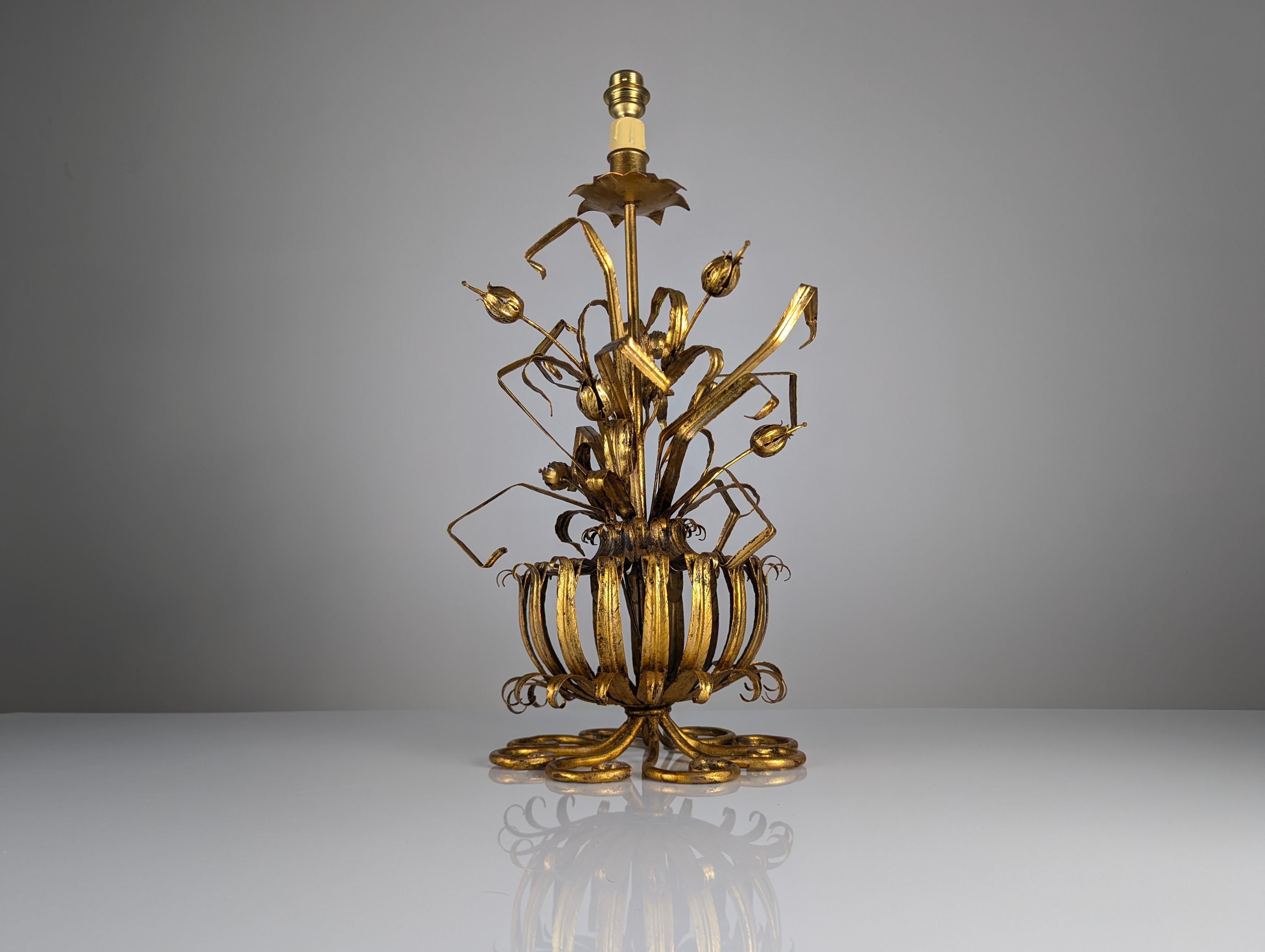 Gilt metal floral table lamp from the 1960s featuring a beautiful vase design with flowers and leaves, showcasing magnificent mid-century craftsmanship. The light is operated by a switch on a faux candle socket at the top. A highly decorative