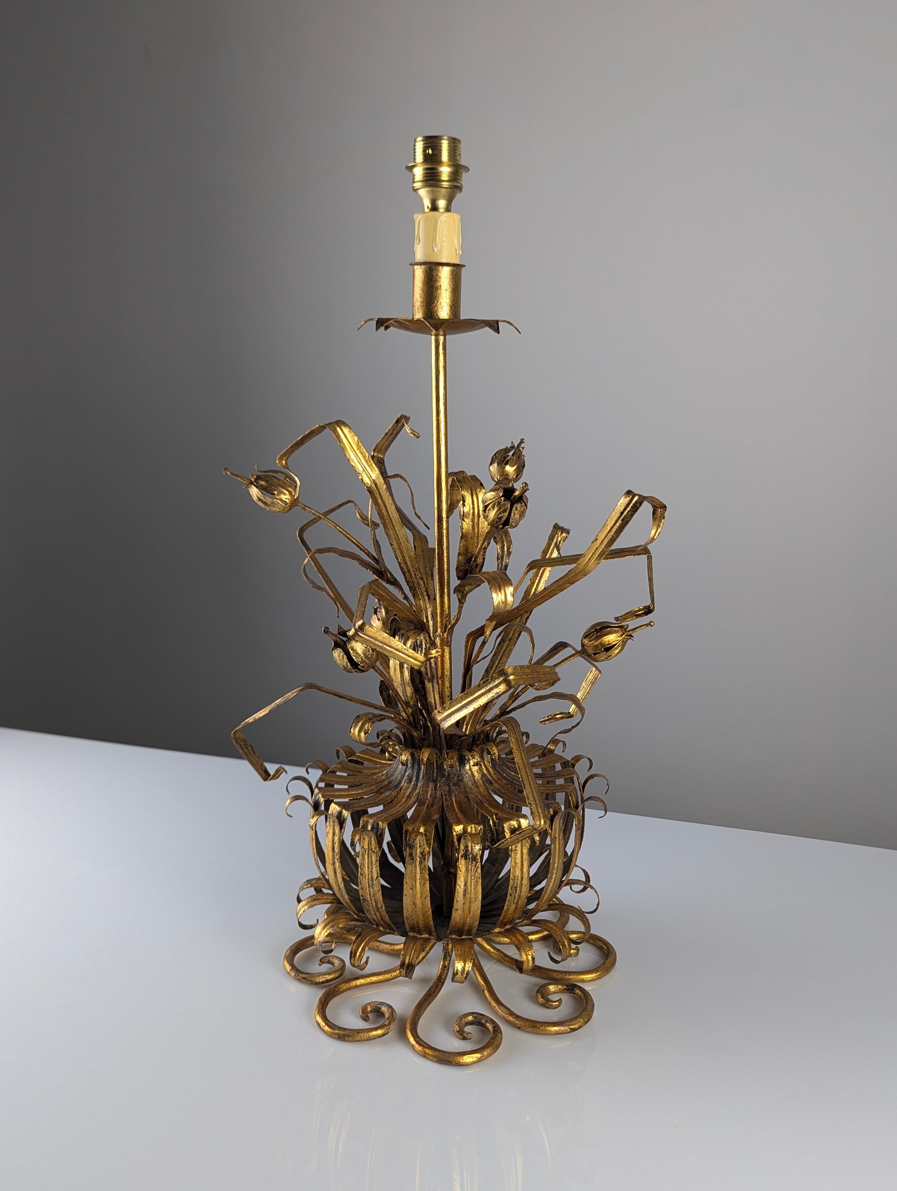 Gilt Vintage gilt metal floral lamp, 1960s For Sale