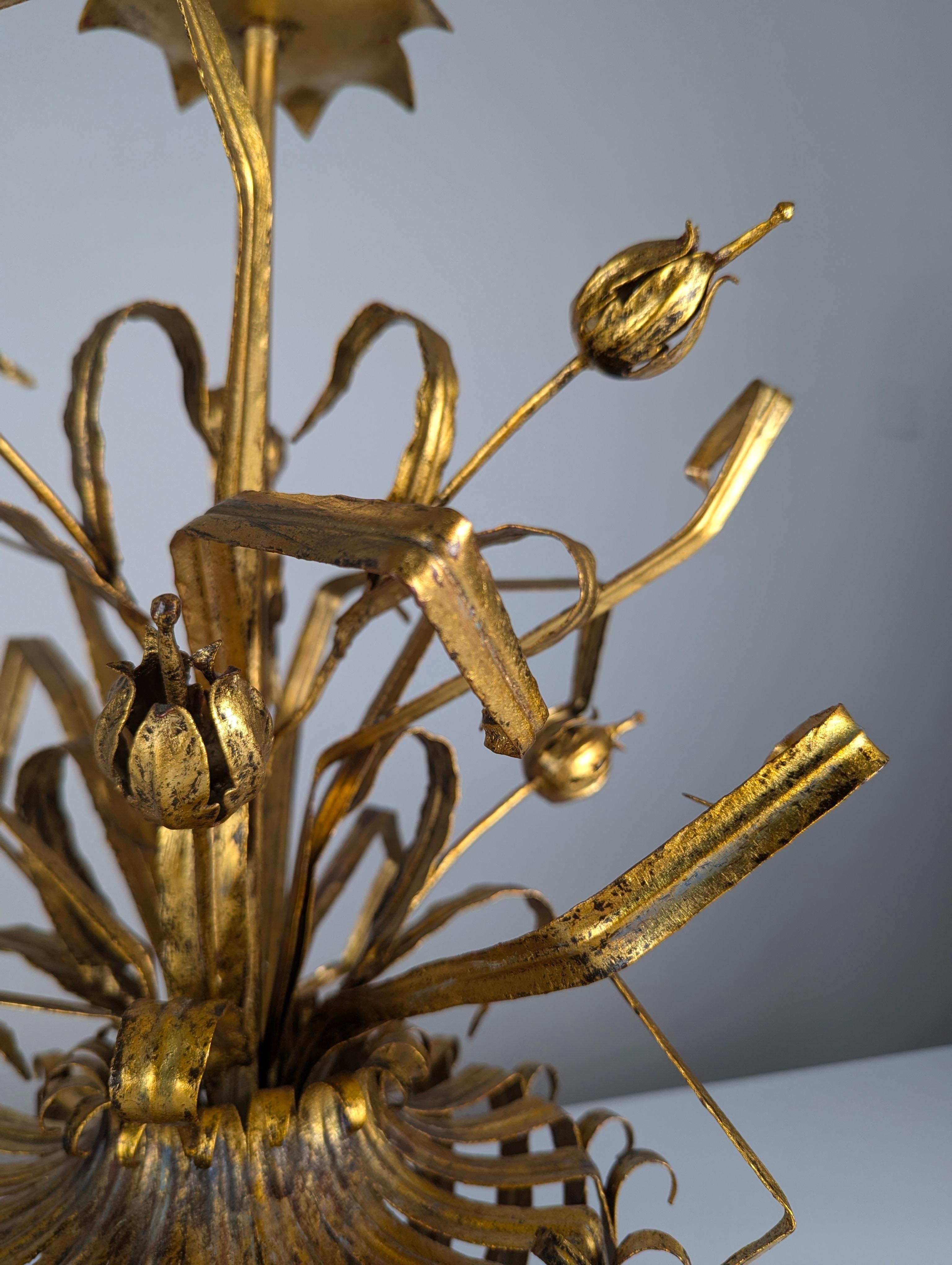 Vintage gilt metal floral lamp, 1960s In Good Condition For Sale In Benalmadena, ES