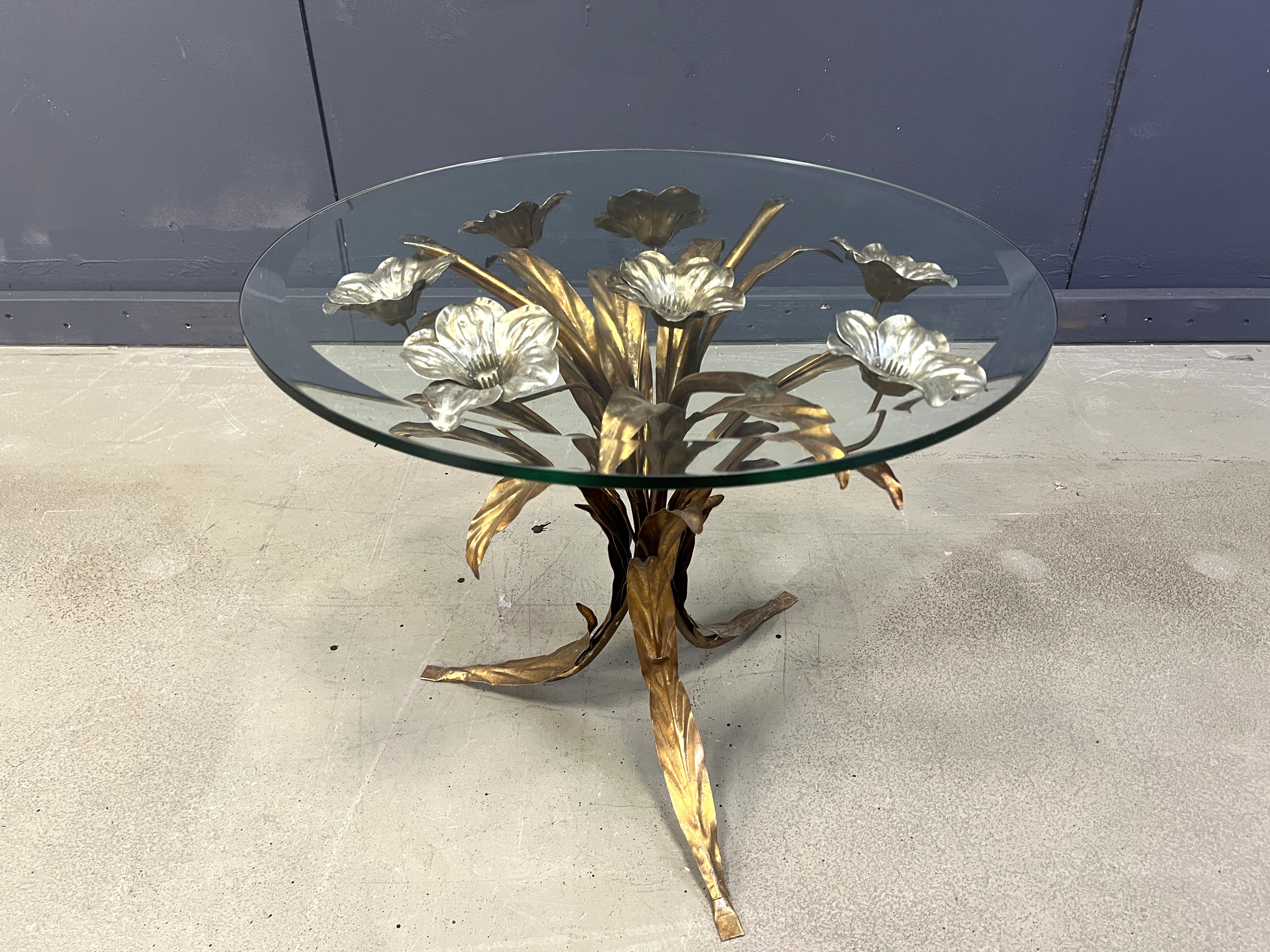 Charming metal flower coffee table or side table with a beveled glass top.

Made in Italy, attributed to Hans Kögl.

Beautiful elegant look which brings a touch of nature inside your home. 

Good condition.

1960s - Italy

Height: 51cm
Diameter: