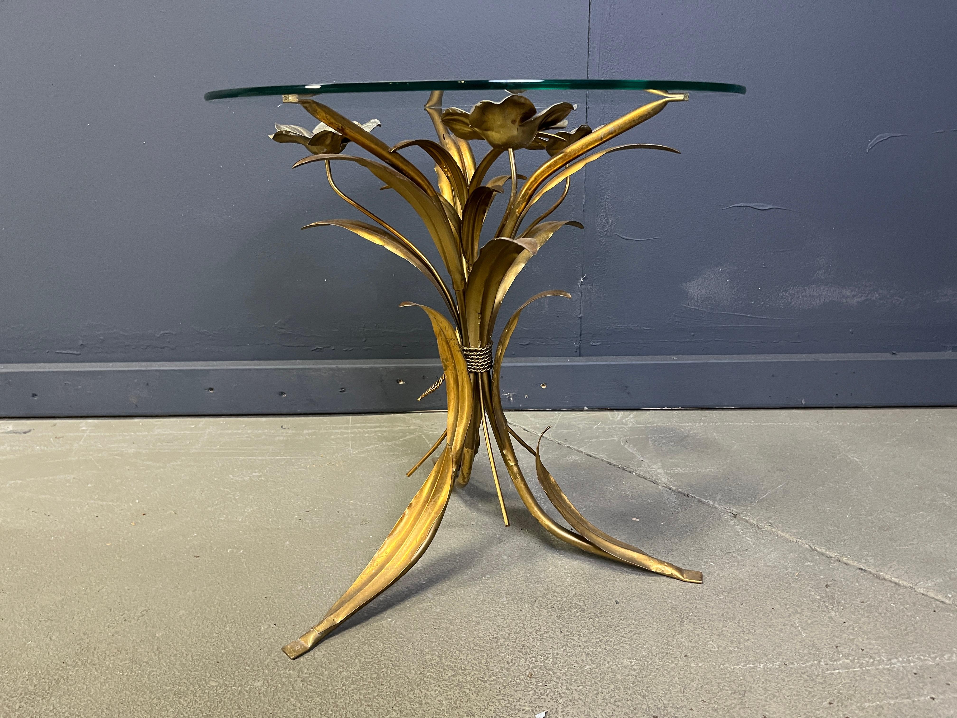 Charming metal flower coffee table or side table with a clear glass top.

Made in Italy, attributed to Hans Kögl.

Beautiful elegant look which brings a touch of nature inside your home. 

Good condition.

1960s - Italy

Height: 52cm
Diameter: