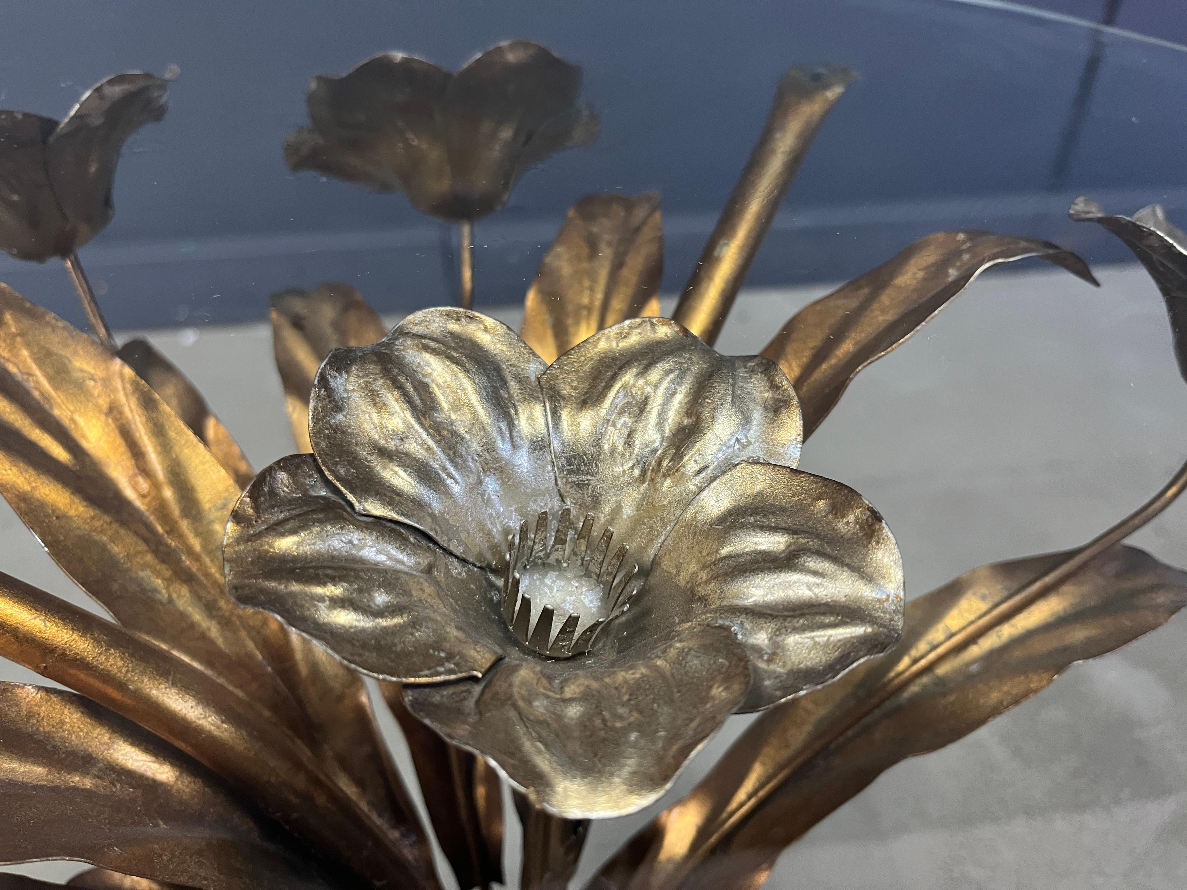 Gilt Vintage gilt metal flower side table, 1960s For Sale