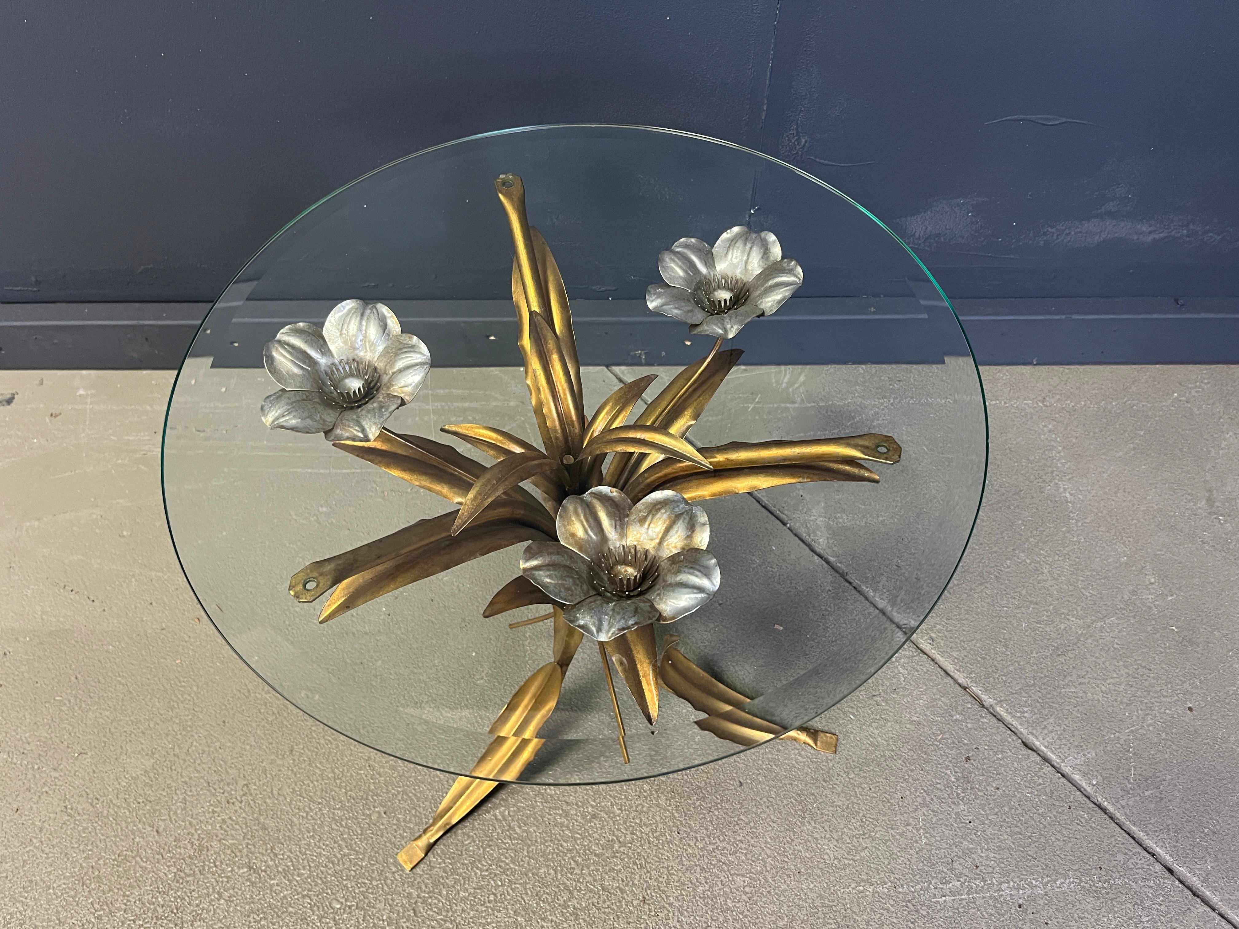 Gilt Vintage gilt metal flower side table, 1960s For Sale