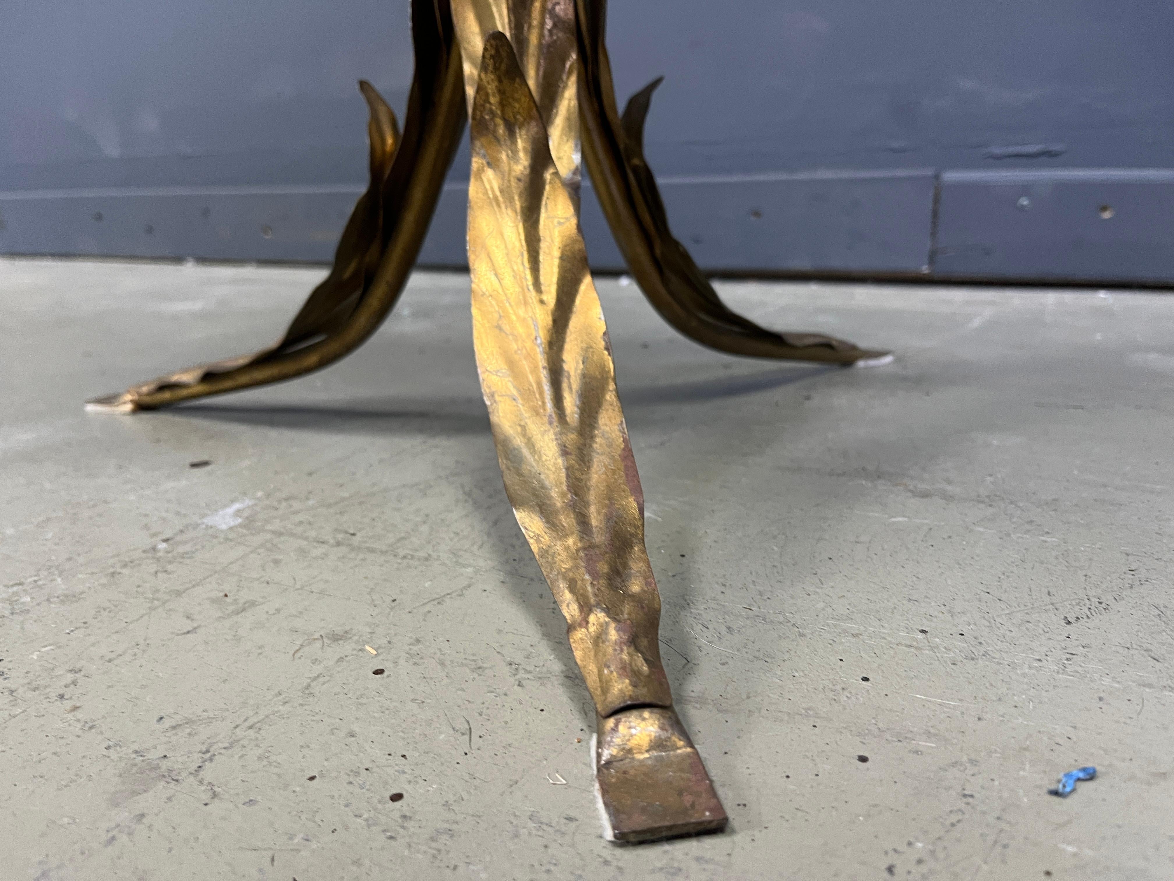 Gilt Vintage gilt metal flower side table, 1960s For Sale