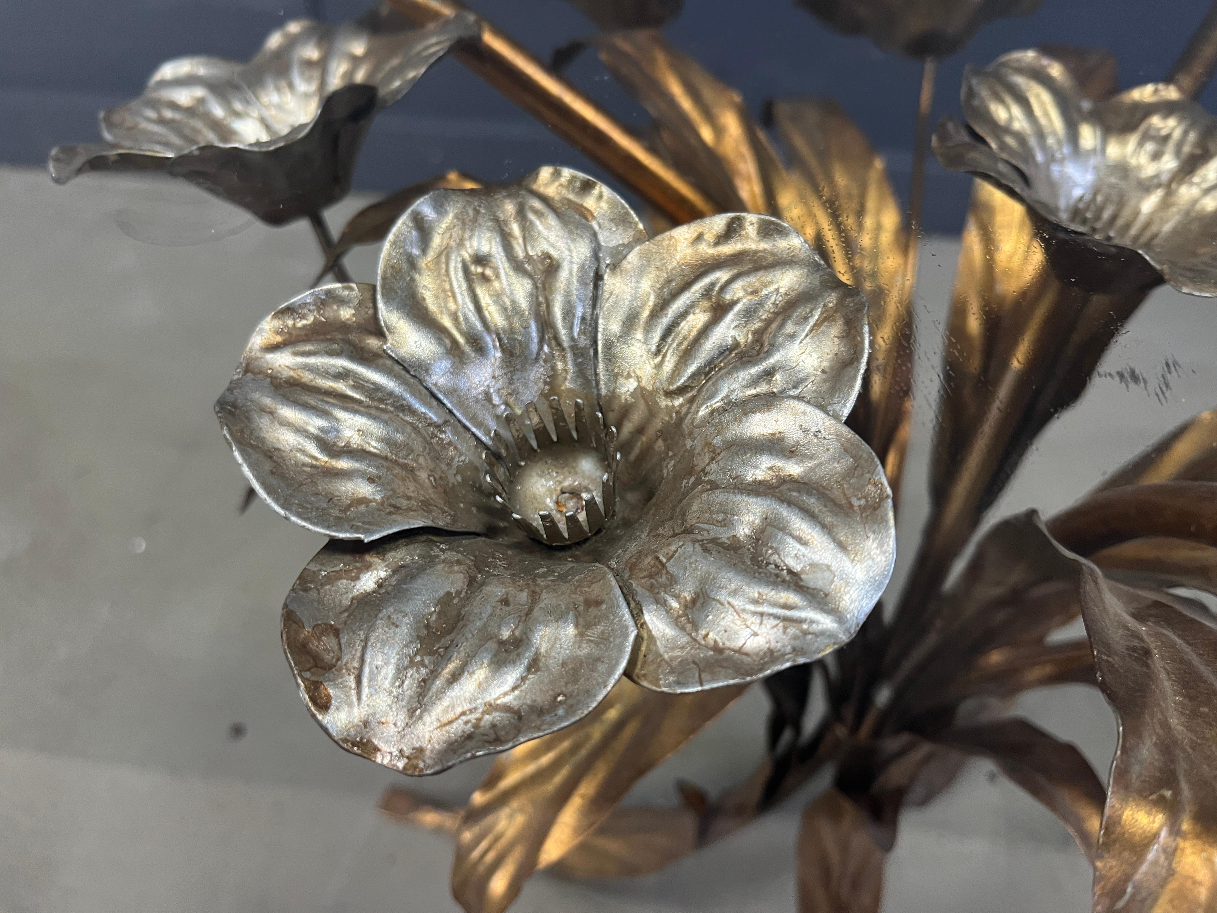 Vintage gilt metal flower side table, 1960s In Good Condition For Sale In Leuven, Vlaams Gewest