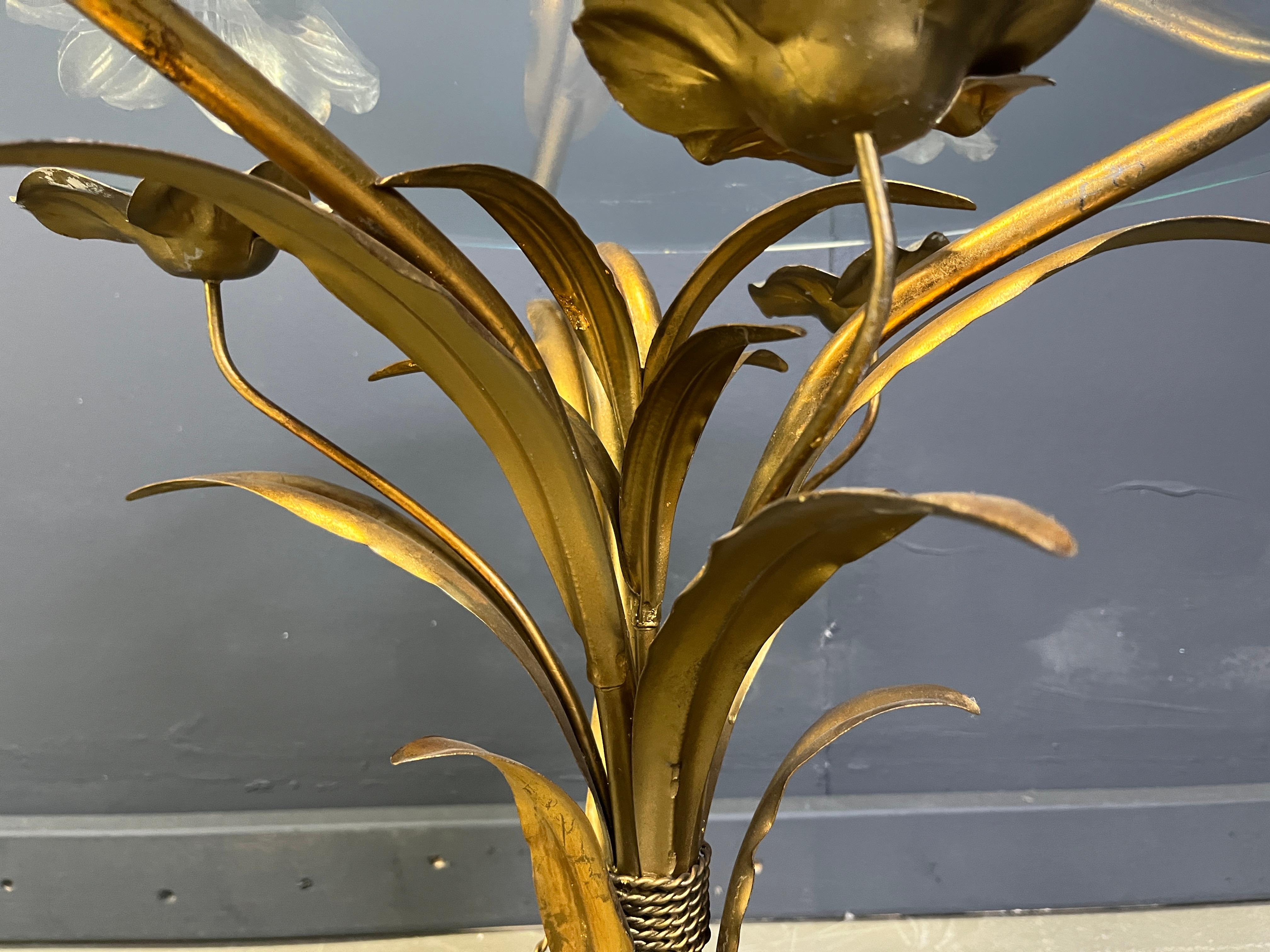Vintage gilt metal flower side table, 1960s In Good Condition For Sale In Leuven, Vlaams Gewest