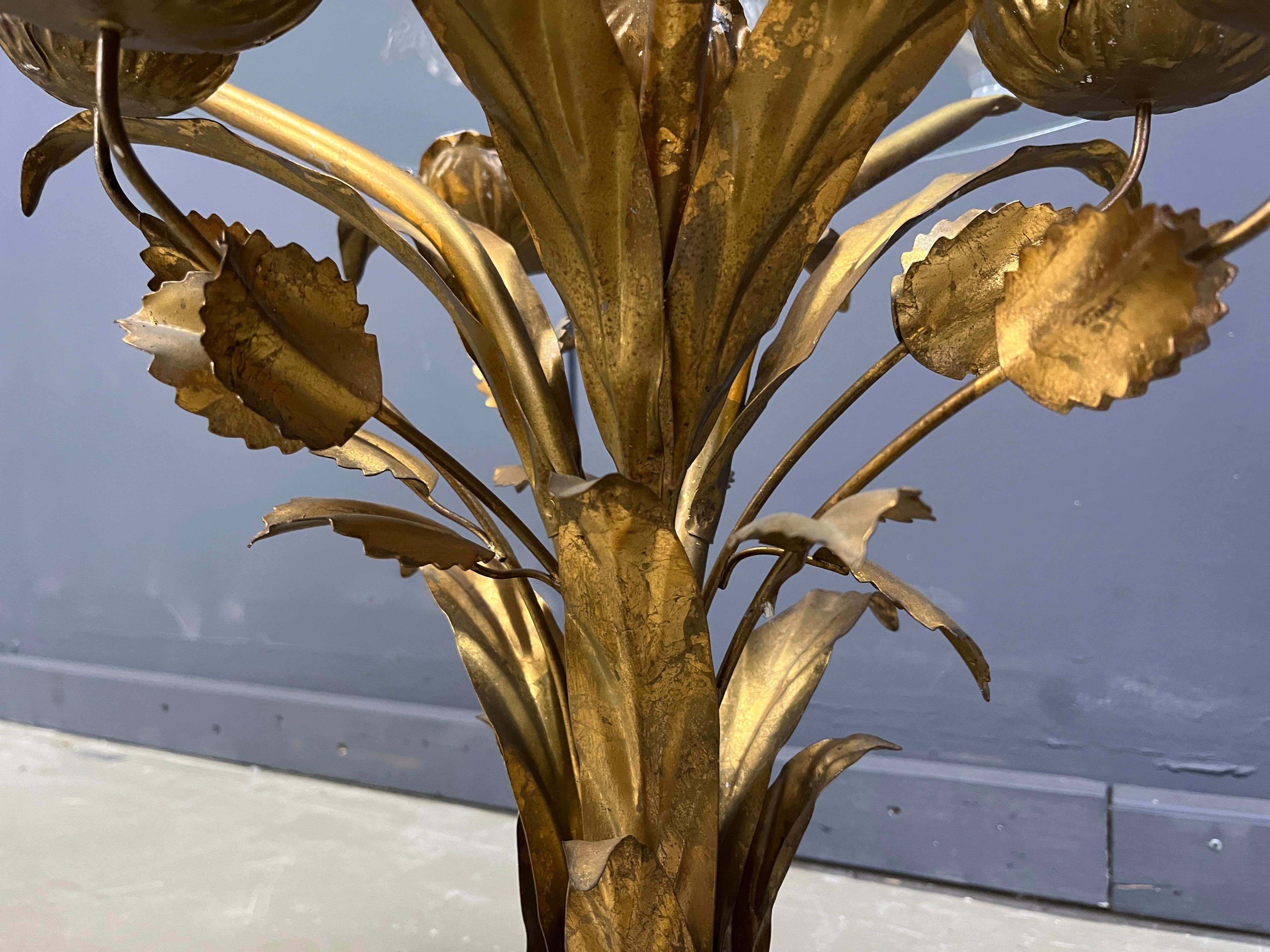 Vintage gilt metal flower side table, 1960s In Good Condition For Sale In Leuven, Vlaams Gewest