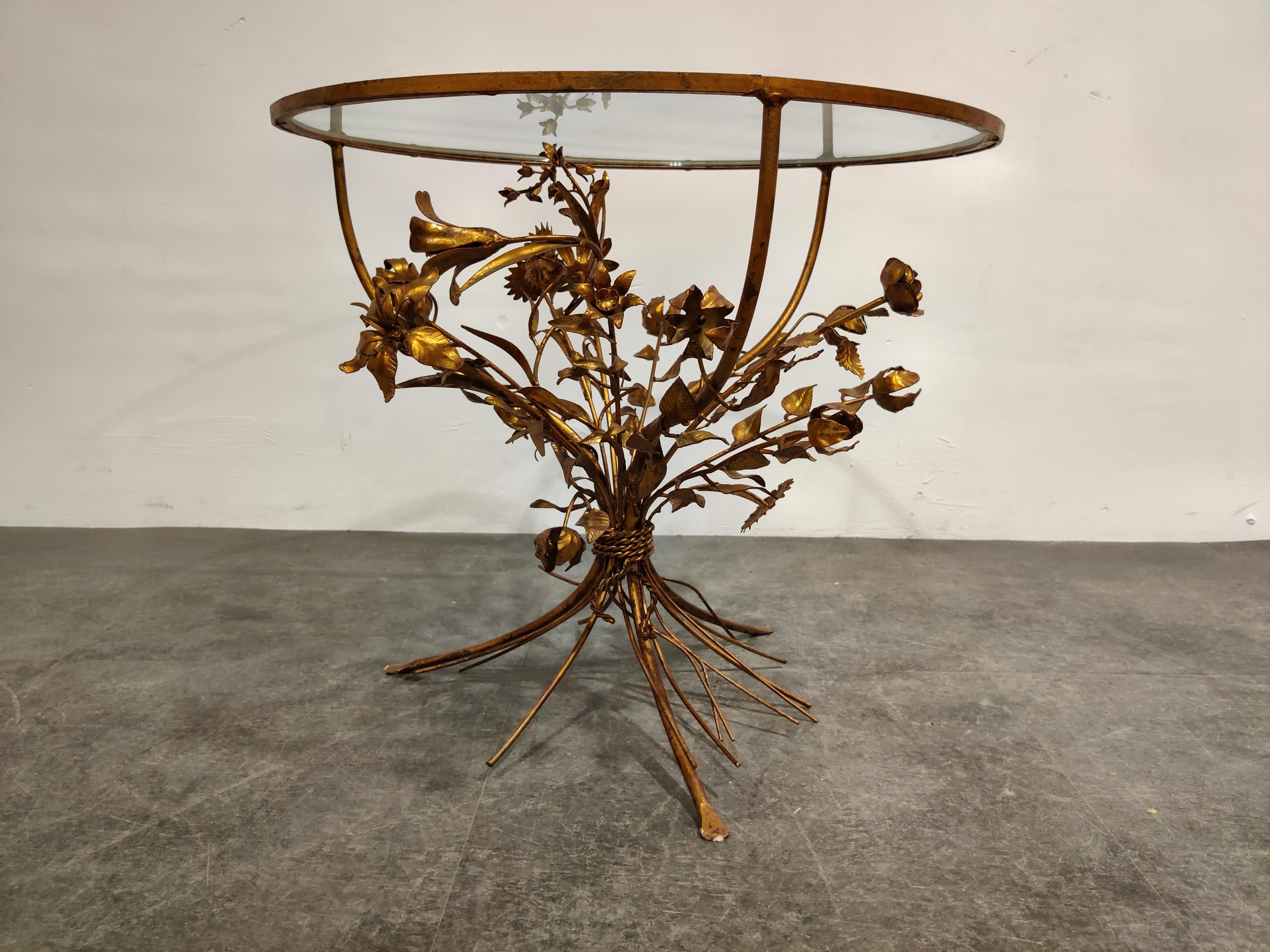 Charming gilt metal sculpted flower side table with a round glass top.

These tables are mostly named after Hans Kögl but these where mad in Italy, label still attached.

Beautiful patina.

Good condition.

1960s, Italy

Measures: Height