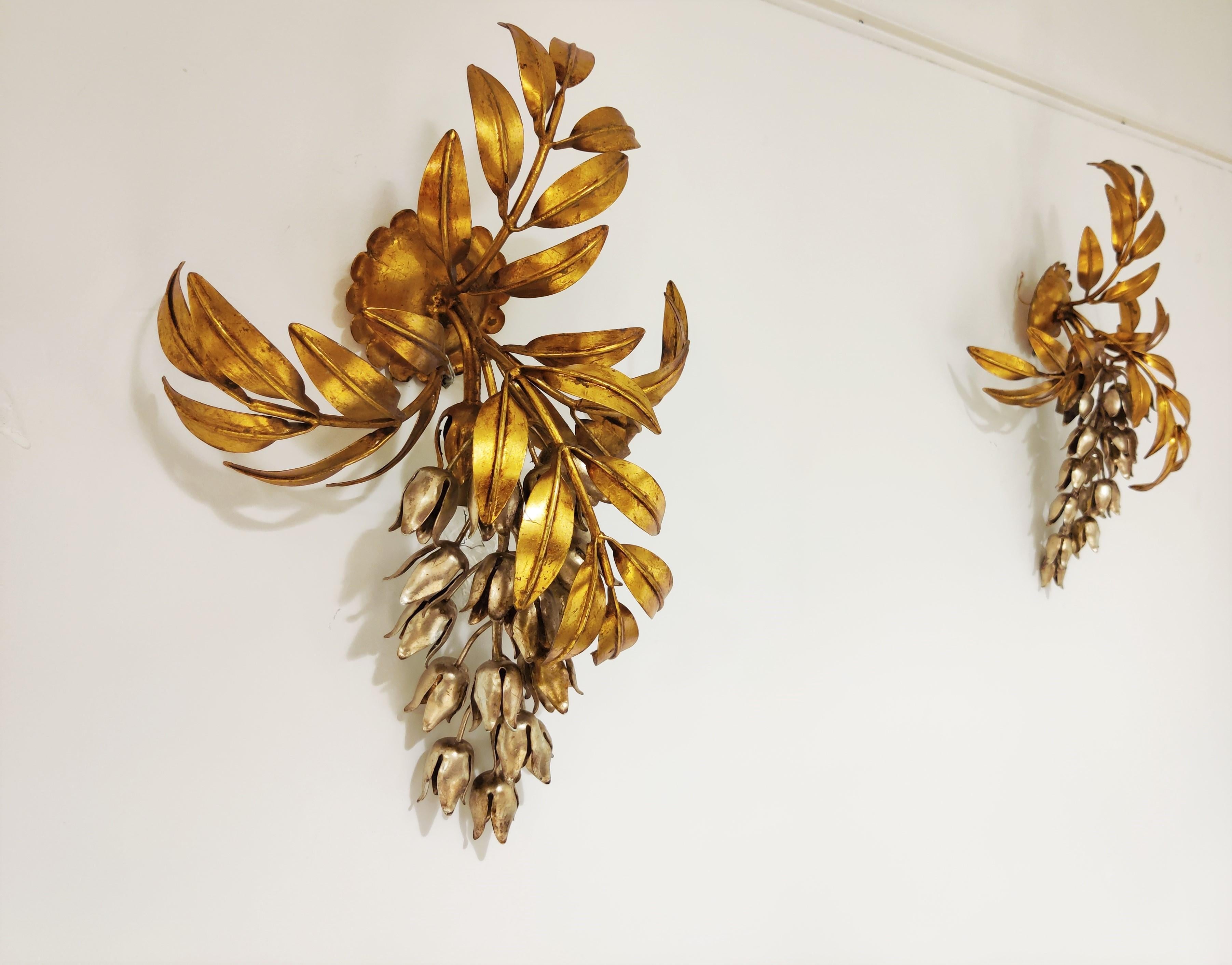 Pair of vintage gilt metal Wisteria flower wall lamps by Hans Kögl, beautiful details. 

Rare to find as a pair. 

Good condition.

Works with a regular E14 light bulb.

1960s, Italy

Dimension:
Height 50cm/21.25