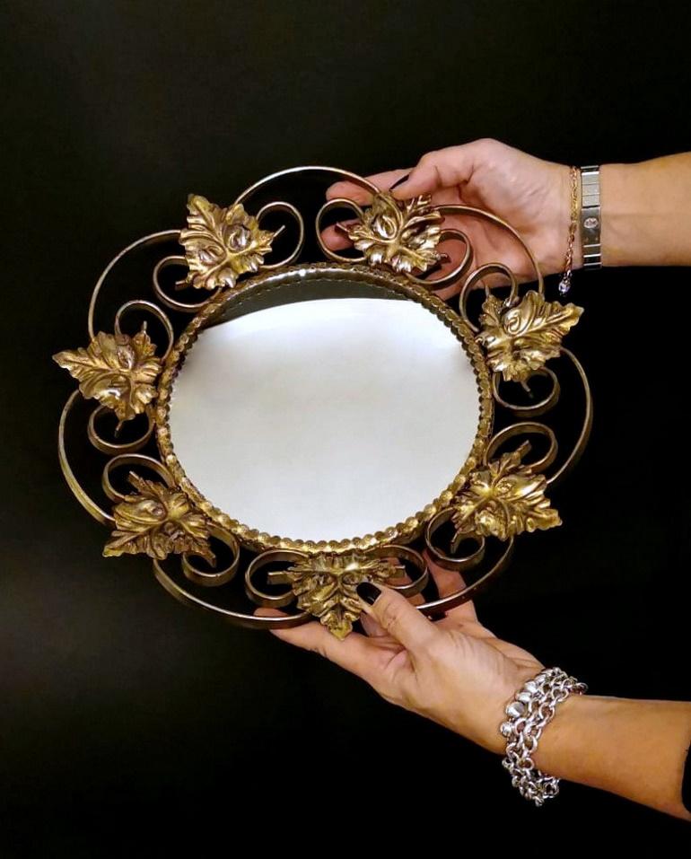 Specchio francese vintage in metallo dorato con foglie di vite in vendita 4