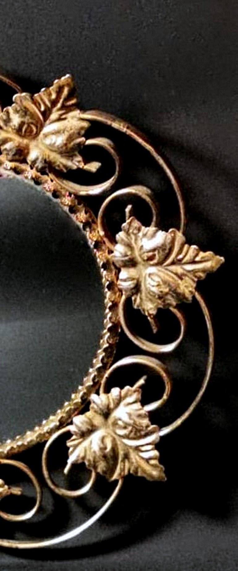 Francese Specchio francese vintage in metallo dorato con foglie di vite in vendita