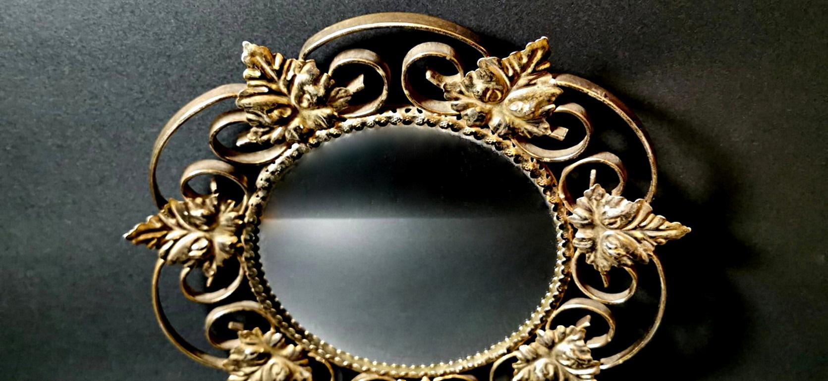 Metallo Specchio francese vintage in metallo dorato con foglie di vite in vendita