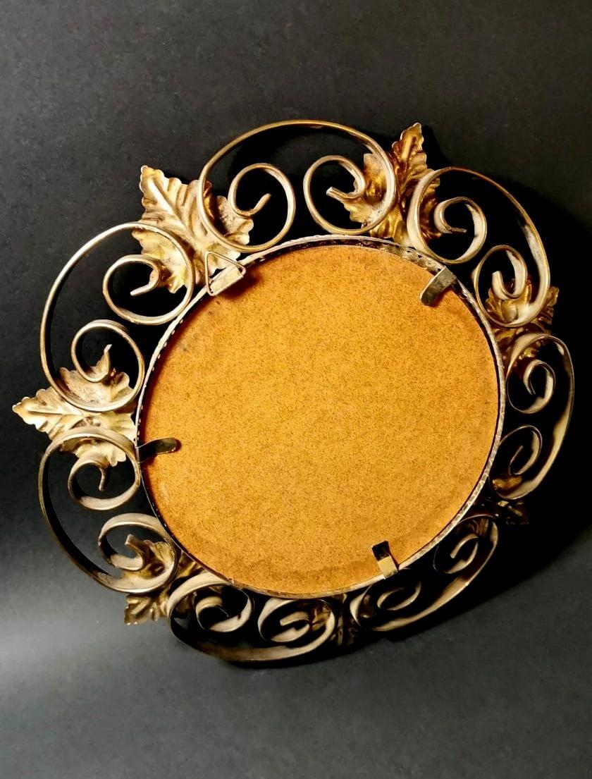 Specchio francese vintage in metallo dorato con foglie di vite in vendita 1
