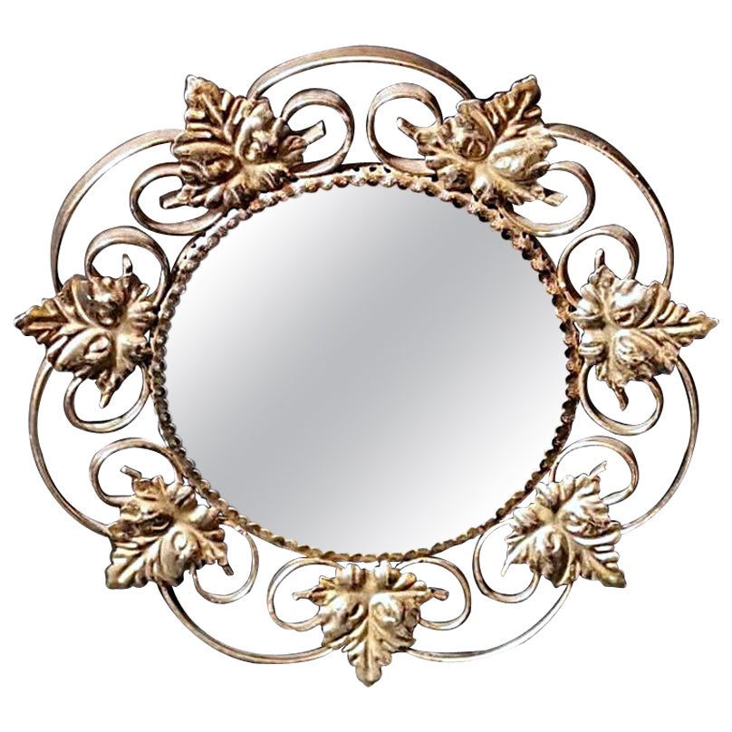 Specchio francese vintage in metallo dorato con foglie di vite