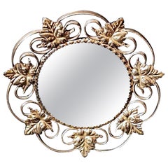 Specchio francese vintage in metallo dorato con foglie di vite