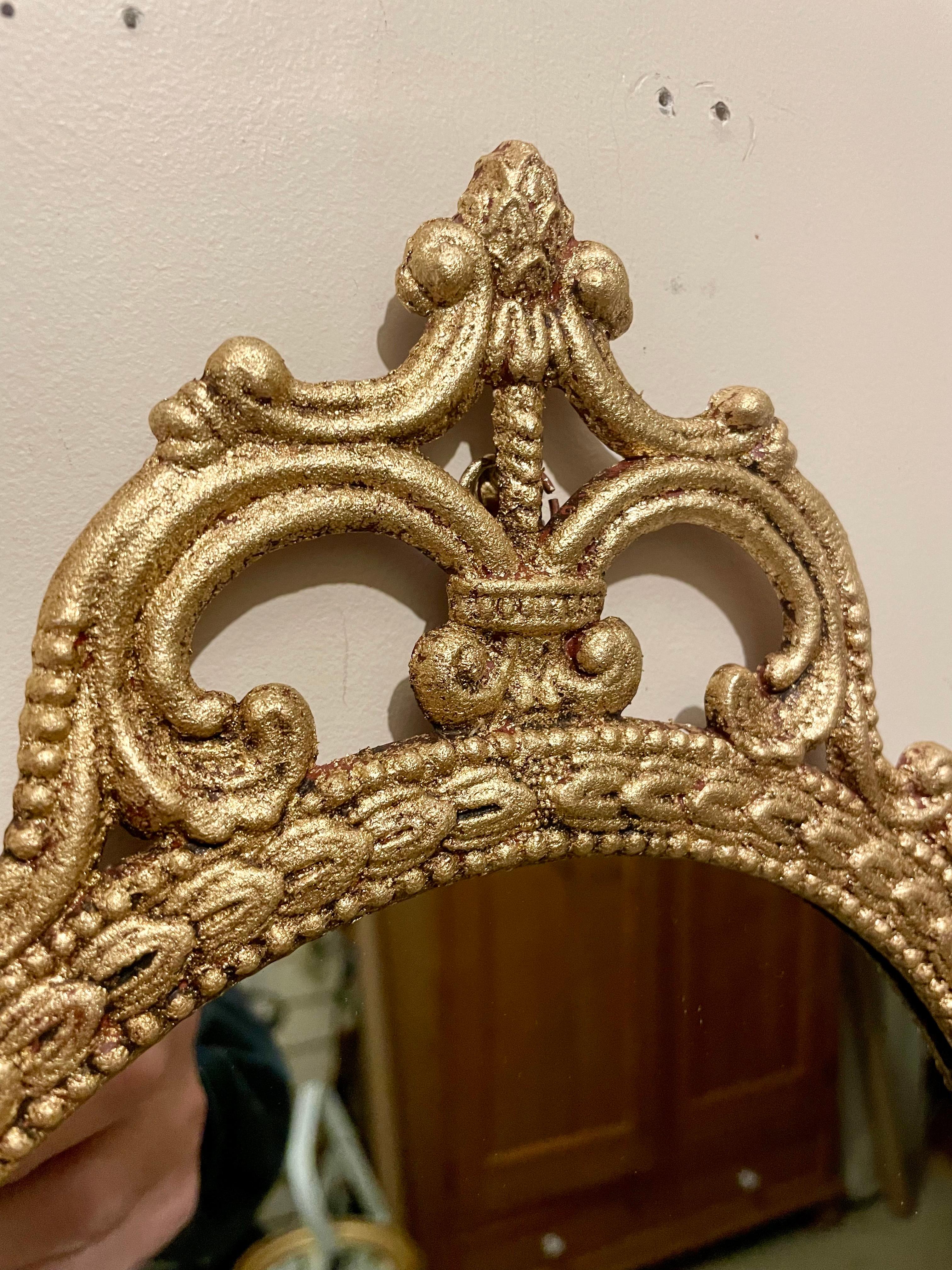 Espejo italiano vintage de metal dorado Regencia de Hollywood en venta