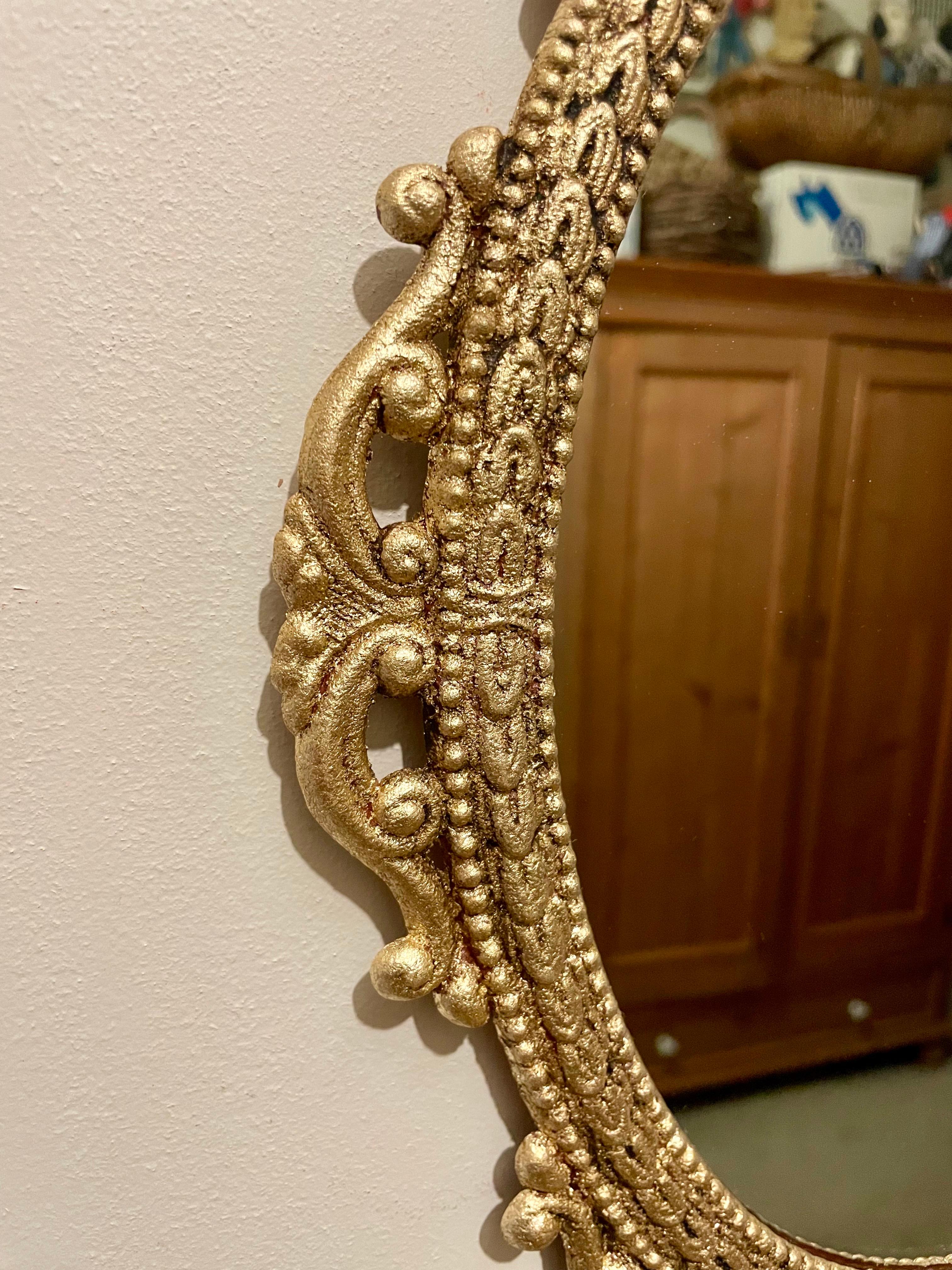 Espejo italiano vintage de metal dorado Italiano en venta