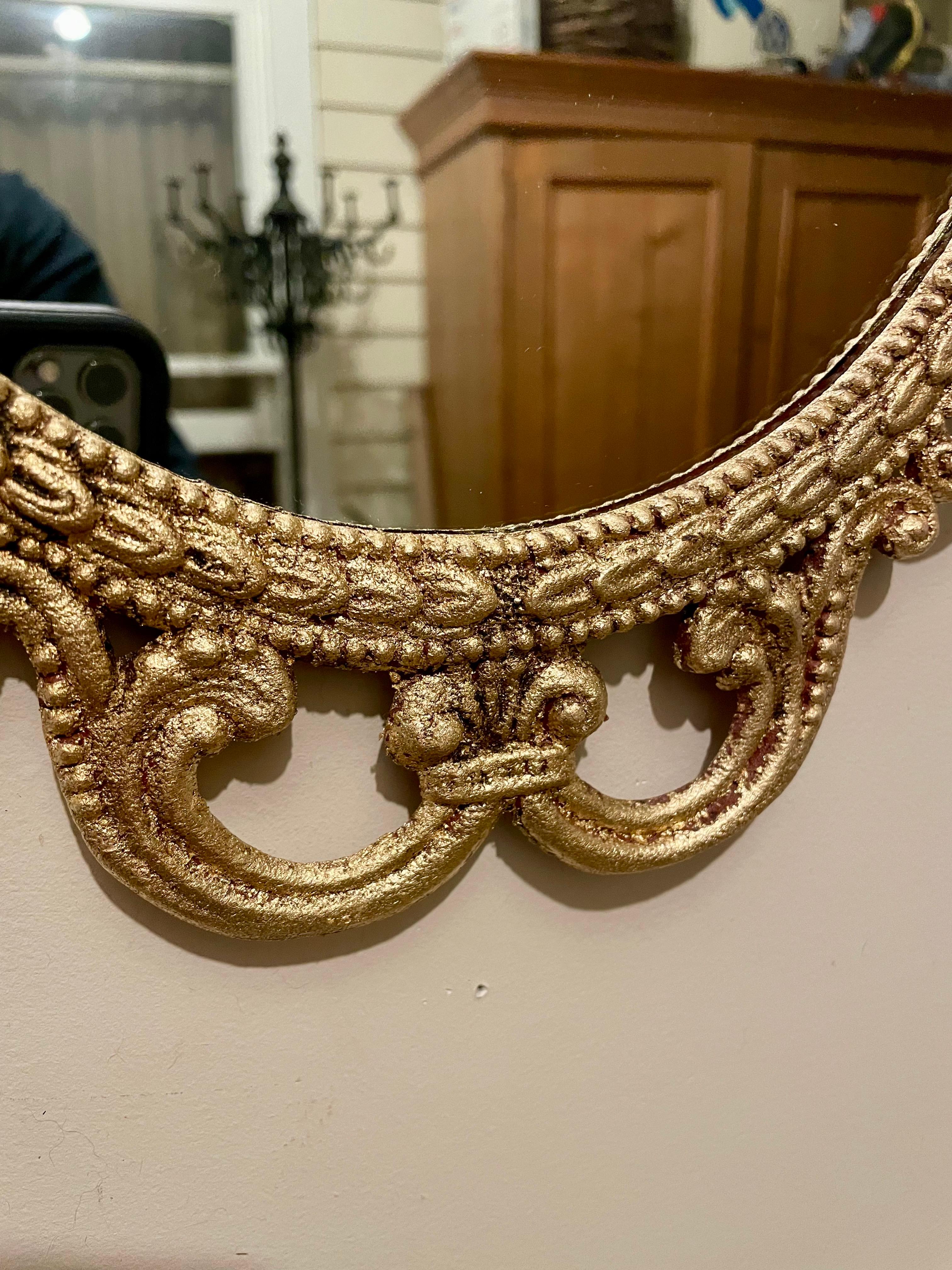Espejo italiano vintage de metal dorado Dorado en venta