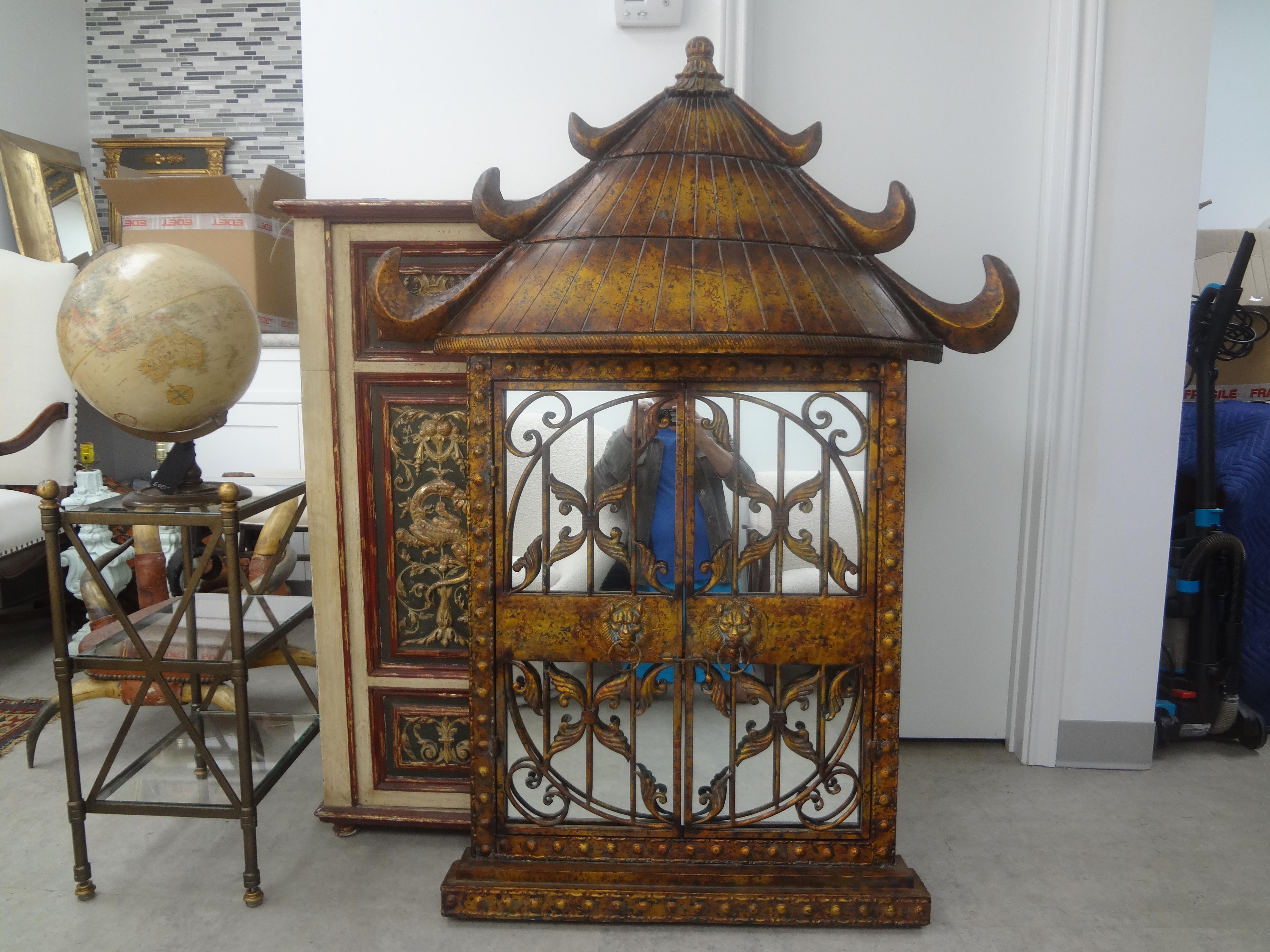 Miroir pagode vintage en métal doré en vente 2