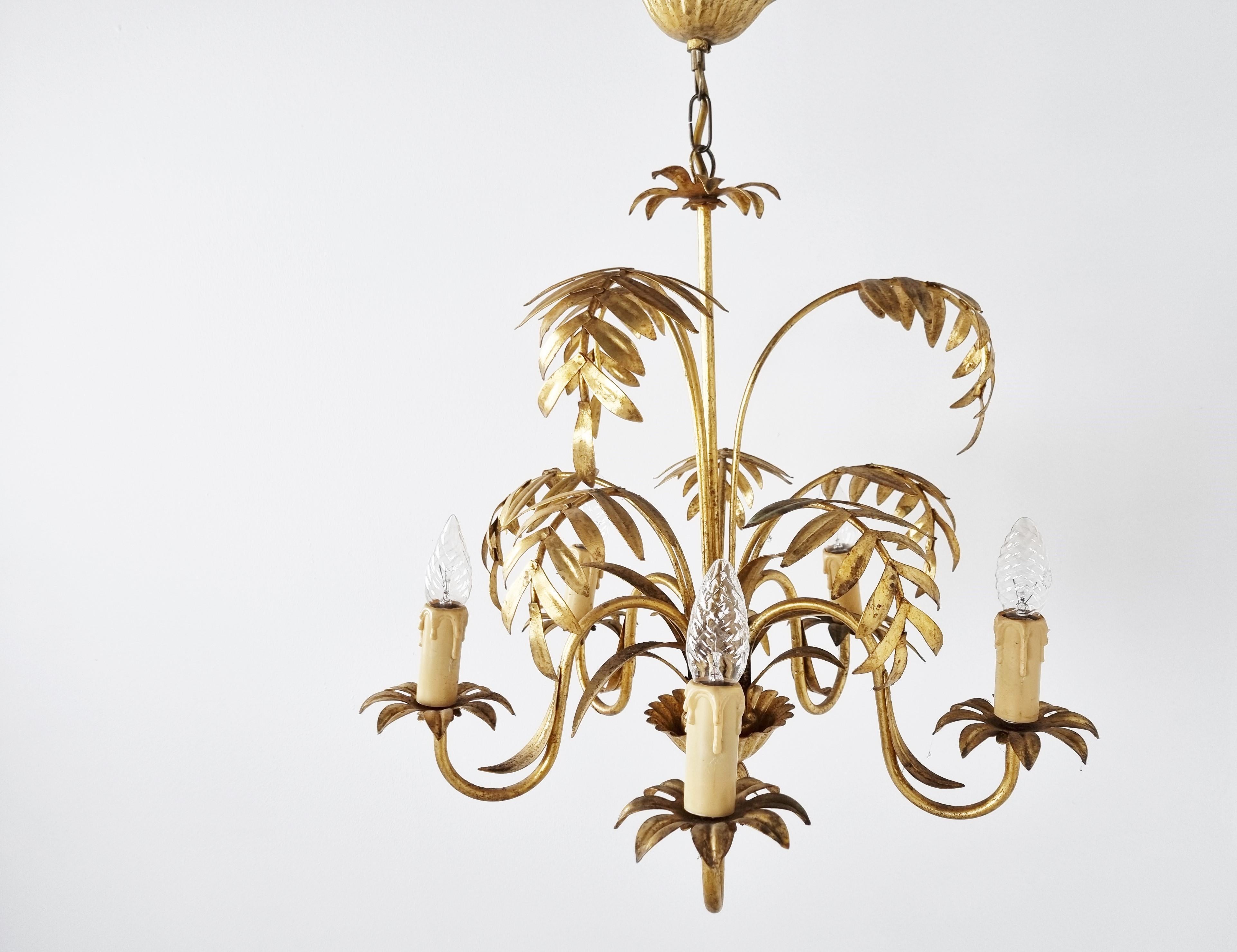 Vintage eye catching palm leaf chandelier in gilt metal.

Nice patina.

Candelabra E14 light points.

Good condition

Tested and ready to use

1960s - Italy

Measures: 
Height: 64cm/25.19