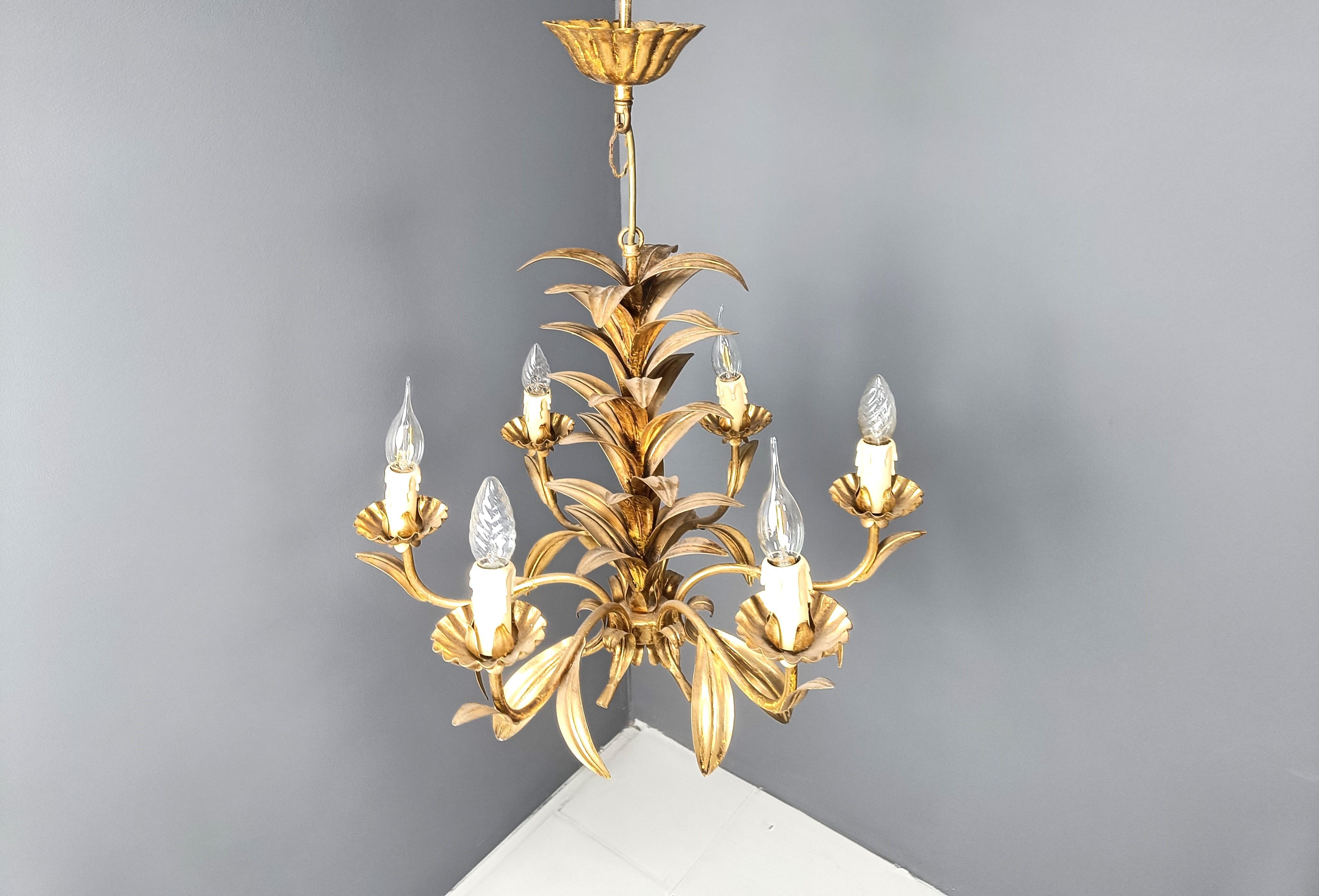 Vintage eye catching pineapple leaf chandelier in gilt metal.

Nice patina.

Candelabra E14 light points.

Good condition

Tested and ready to use

1960s - Italy

Measures: 
Height: 65cm
Diameter: 60cm

Ref.: 24102407