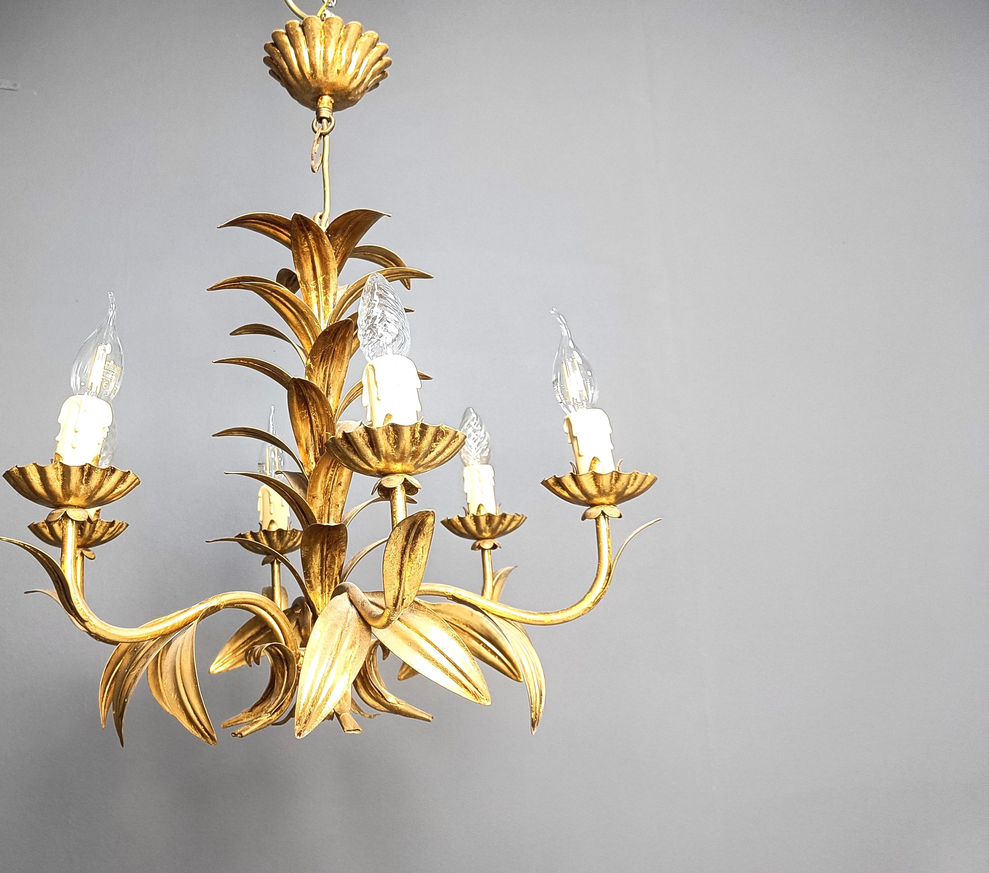 Vintage gilt metal pineapple leaf chandelier, 1960s In Good Condition For Sale In Leuven, Vlaams Gewest