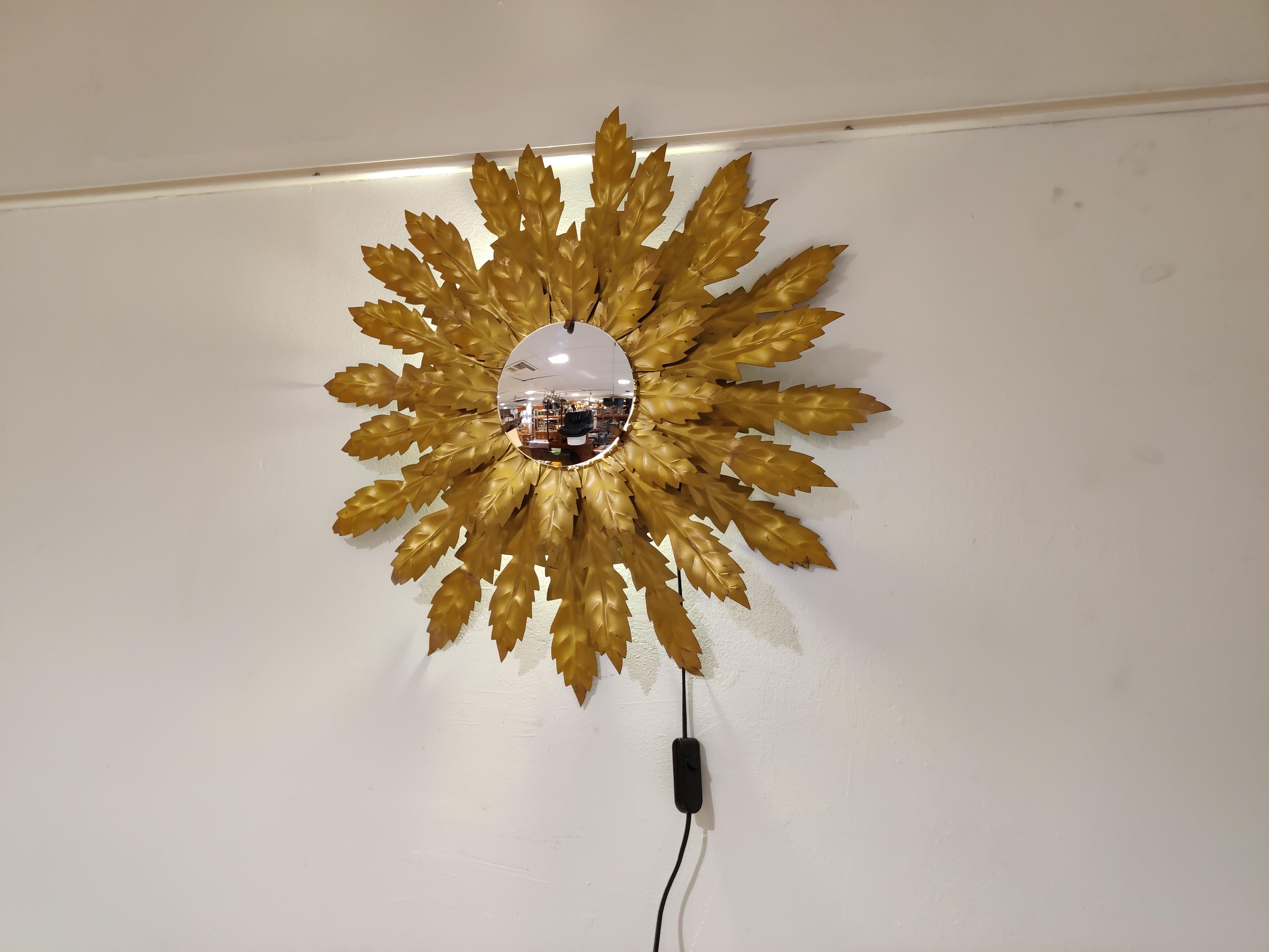 Doré Vieux miroir en métal doré avec lumière Sunburst, années 1960 en vente