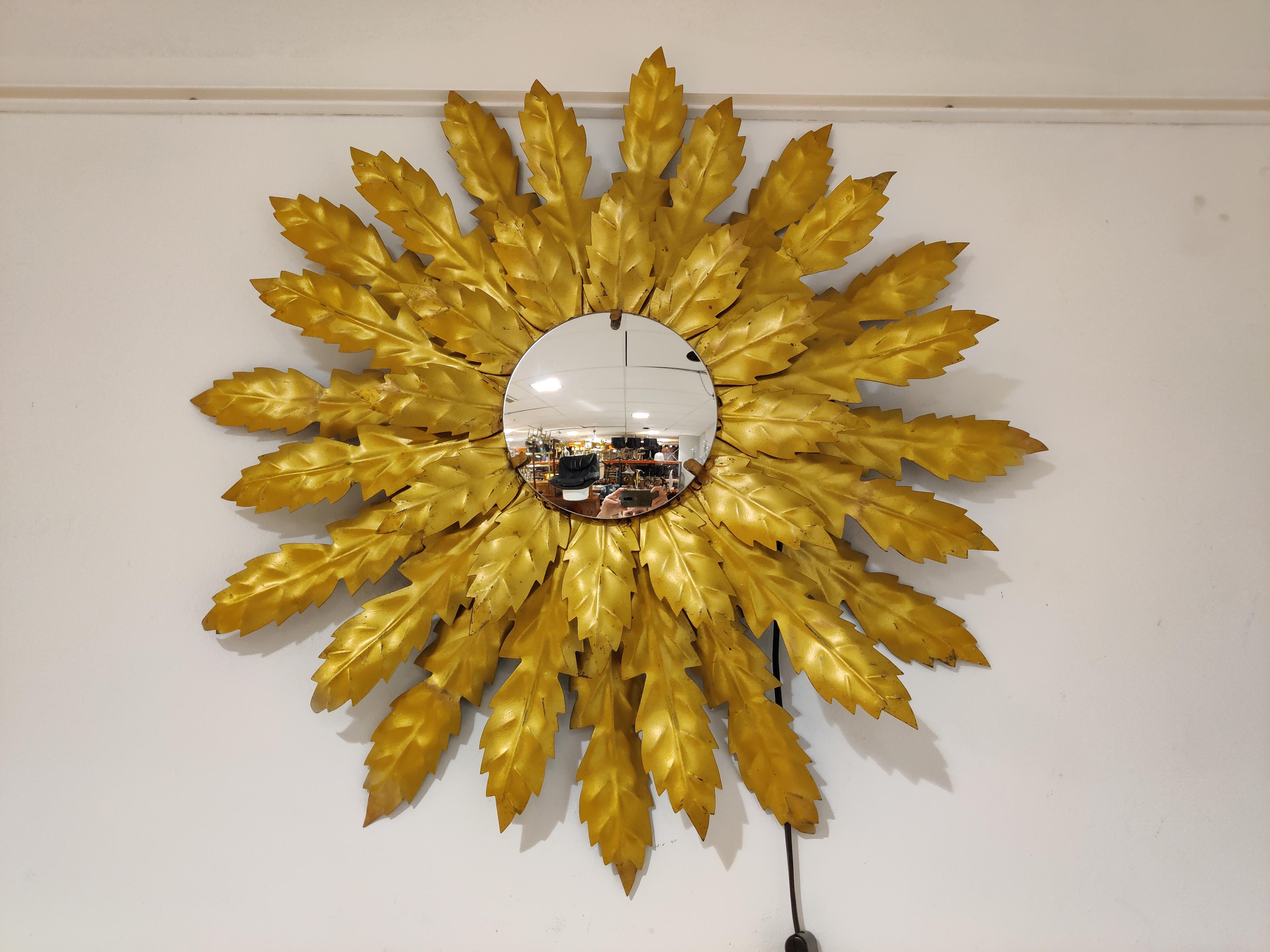 Vieux miroir en métal doré avec lumière Sunburst, années 1960 Bon état - En vente à HEVERLEE, BE