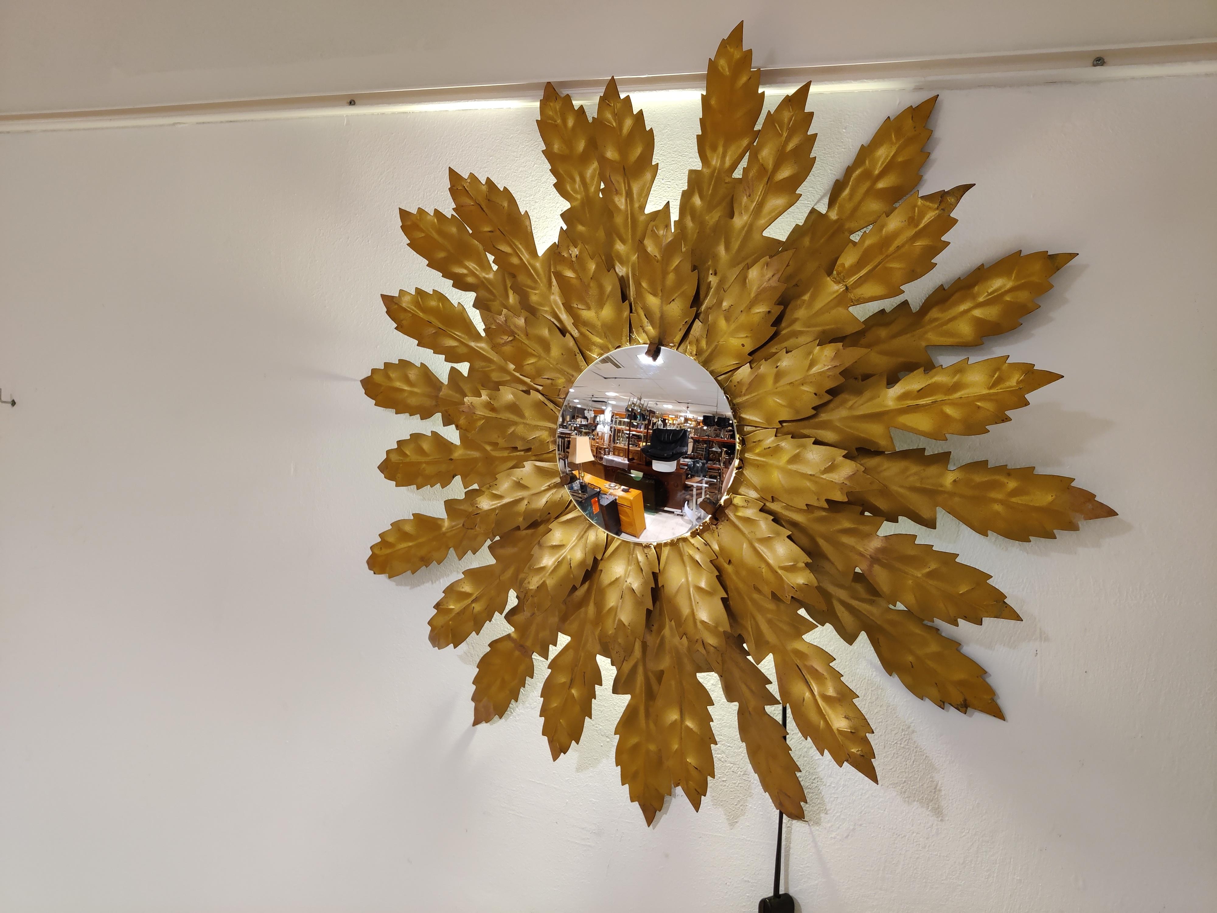 Milieu du XXe siècle Vieux miroir en métal doré avec lumière Sunburst, années 1960 en vente