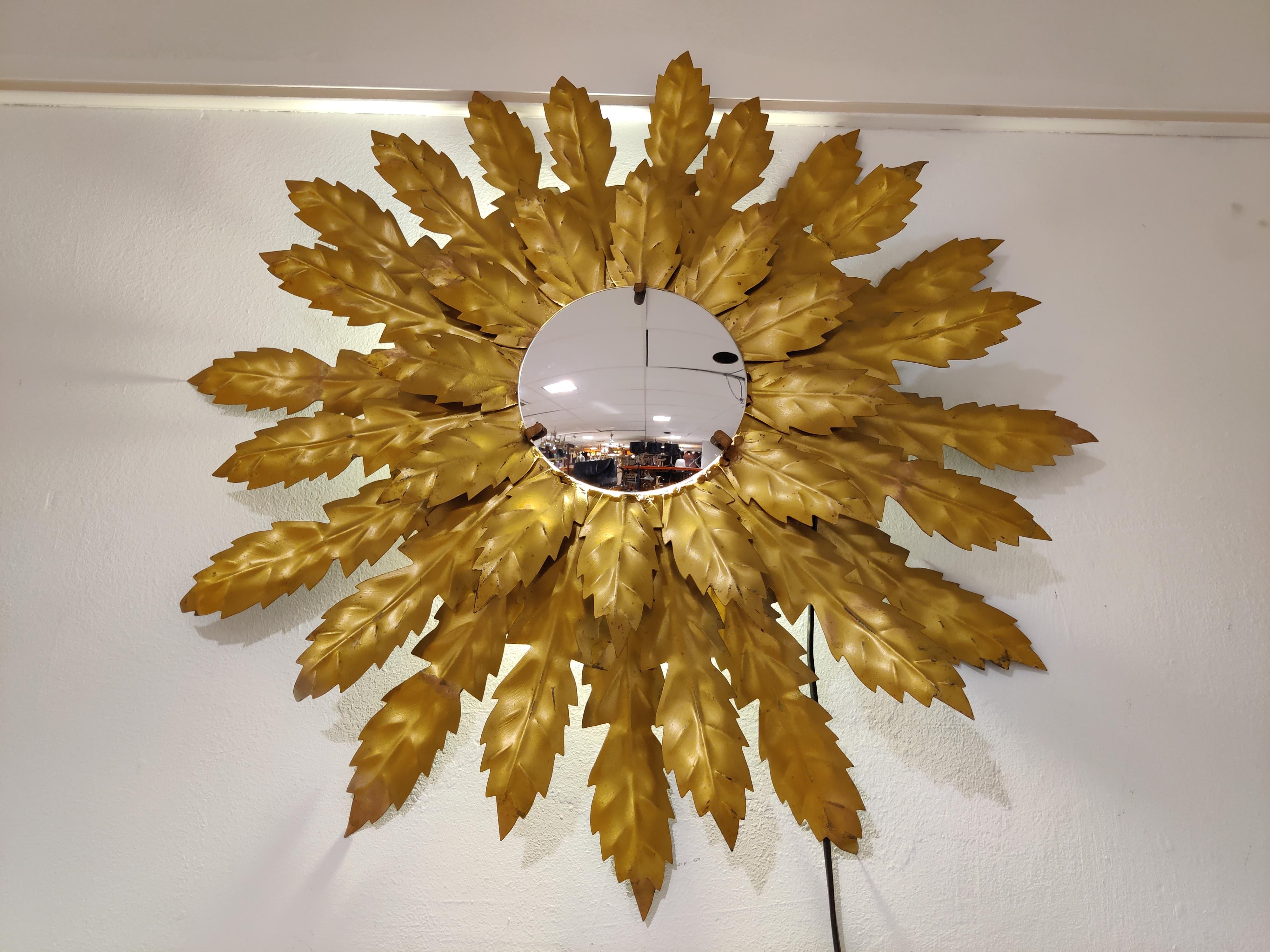 Métal Vieux miroir en métal doré avec lumière Sunburst, années 1960 en vente