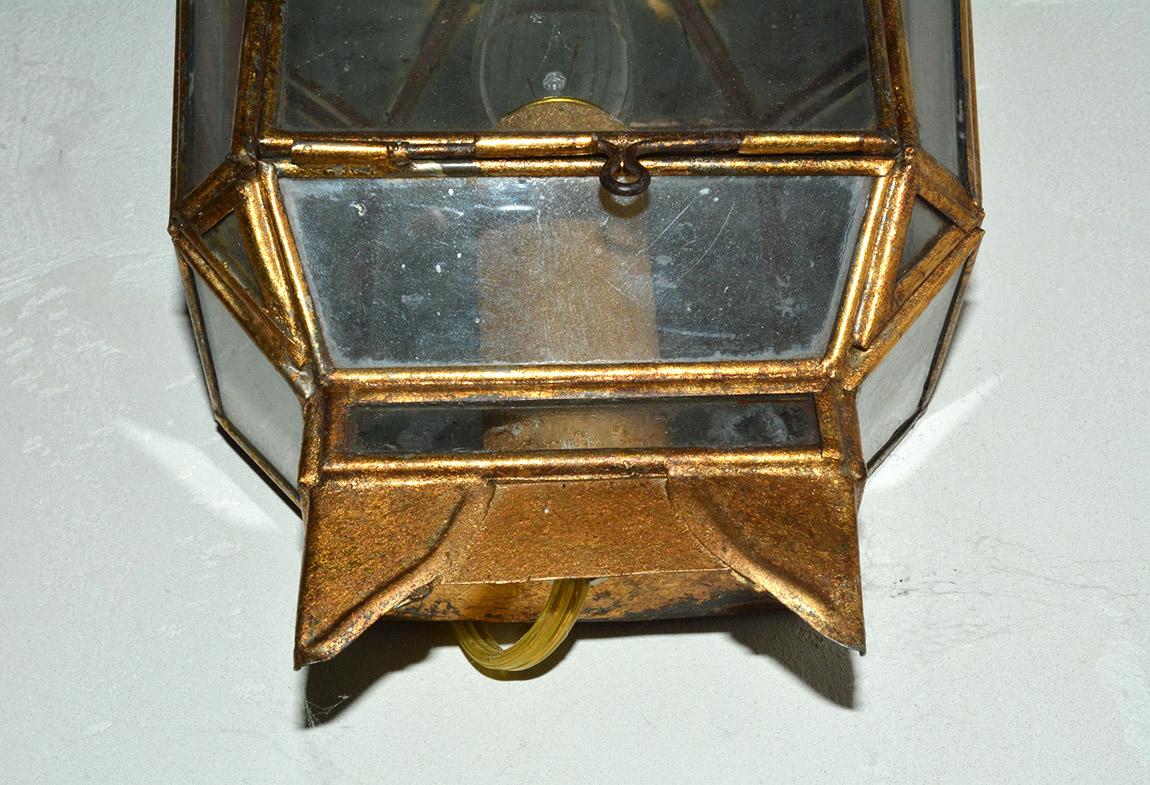Vintage Gilt Mirrored Wall Light Lantern In Good Condition For Sale In Sheffield, MA