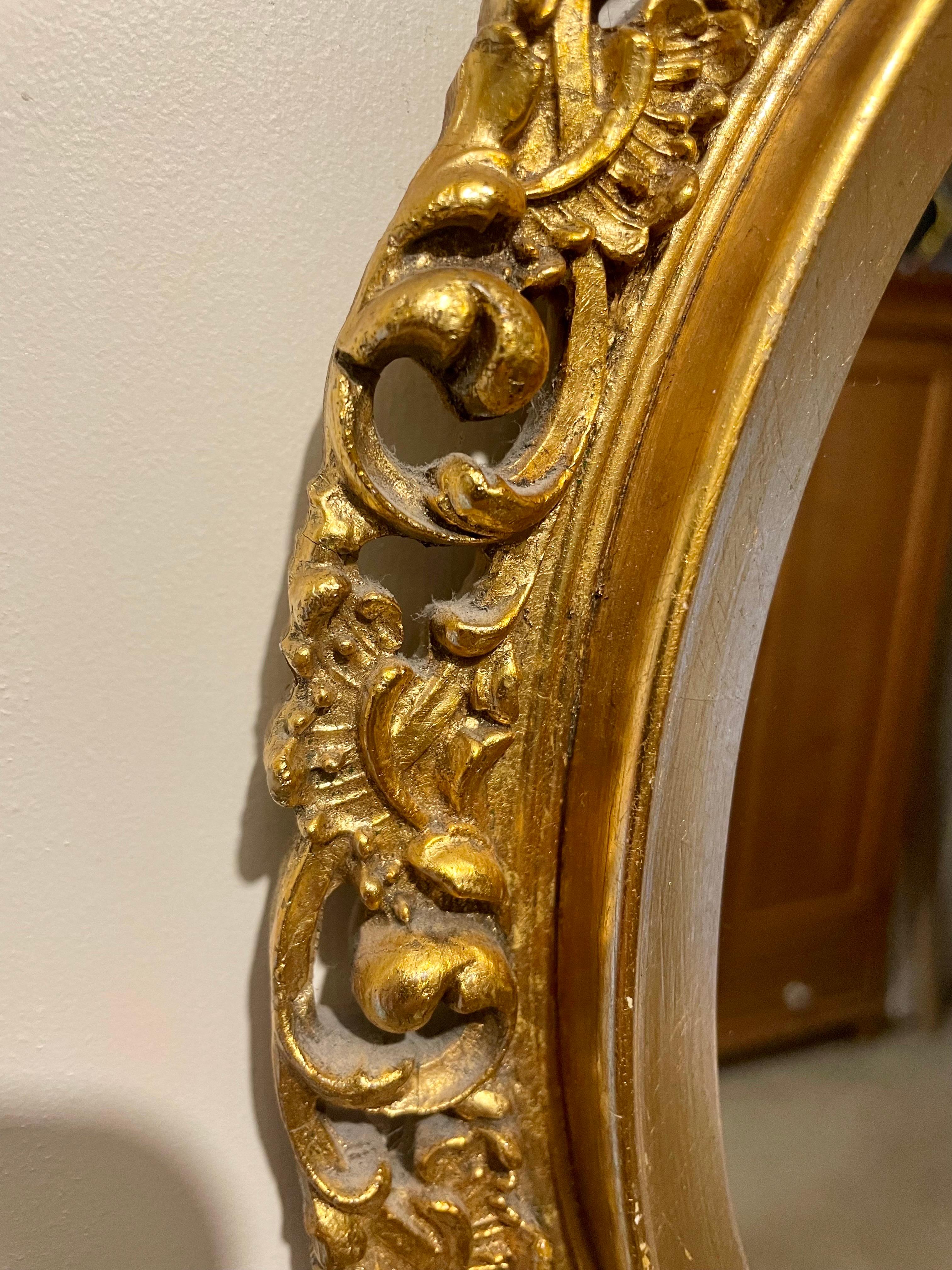 Vintage Gilt Oval Carved Italian Mirror In Good Condition For Sale In New York, NY