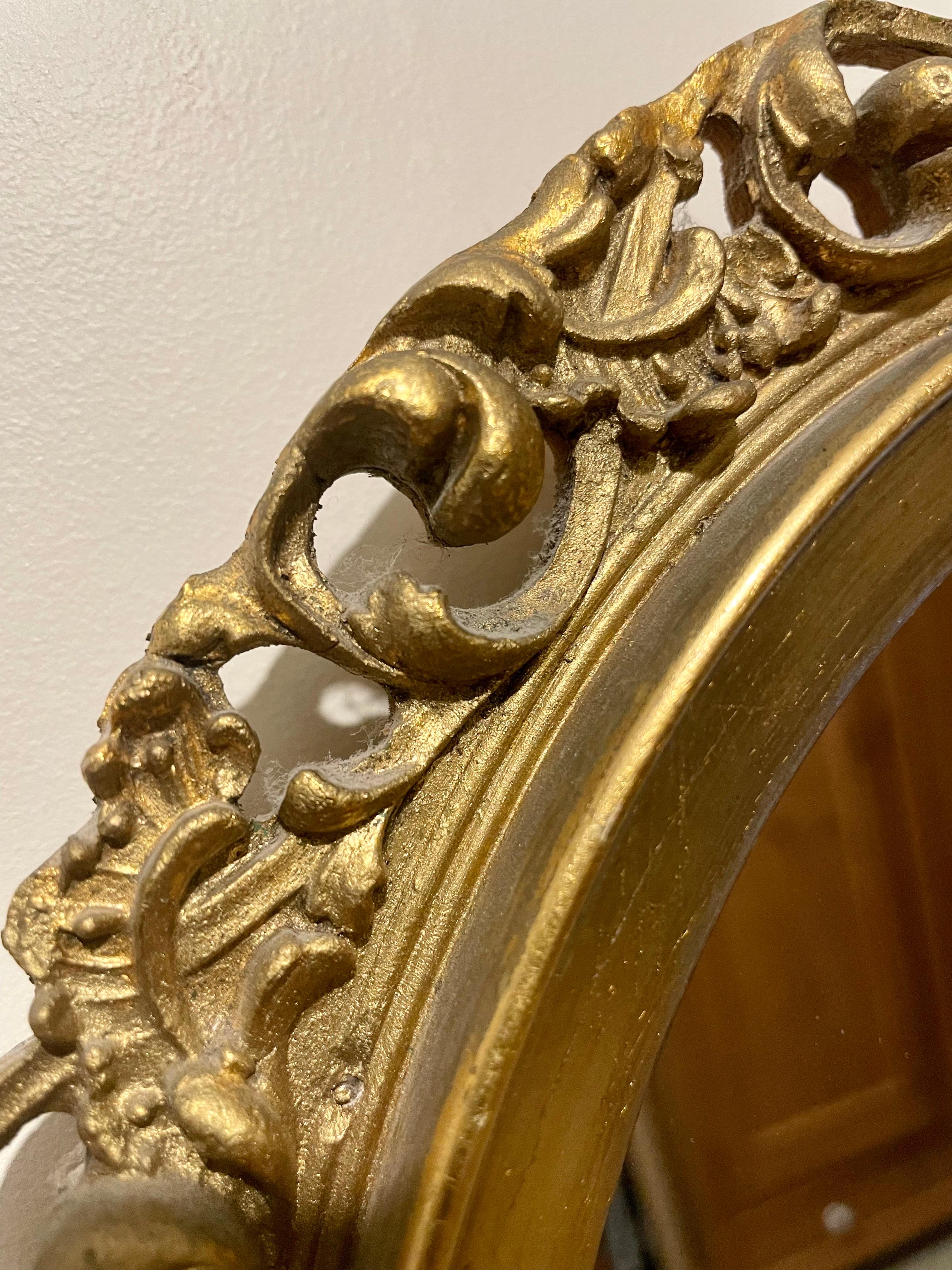  Vintage Gilt Oval Carved Italian Mirror In Good Condition For Sale In New York, NY