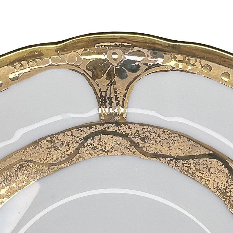 Inconnu Vieux plat à bijoux festonné en porcelaine ronde dorée avec détails en or en vente