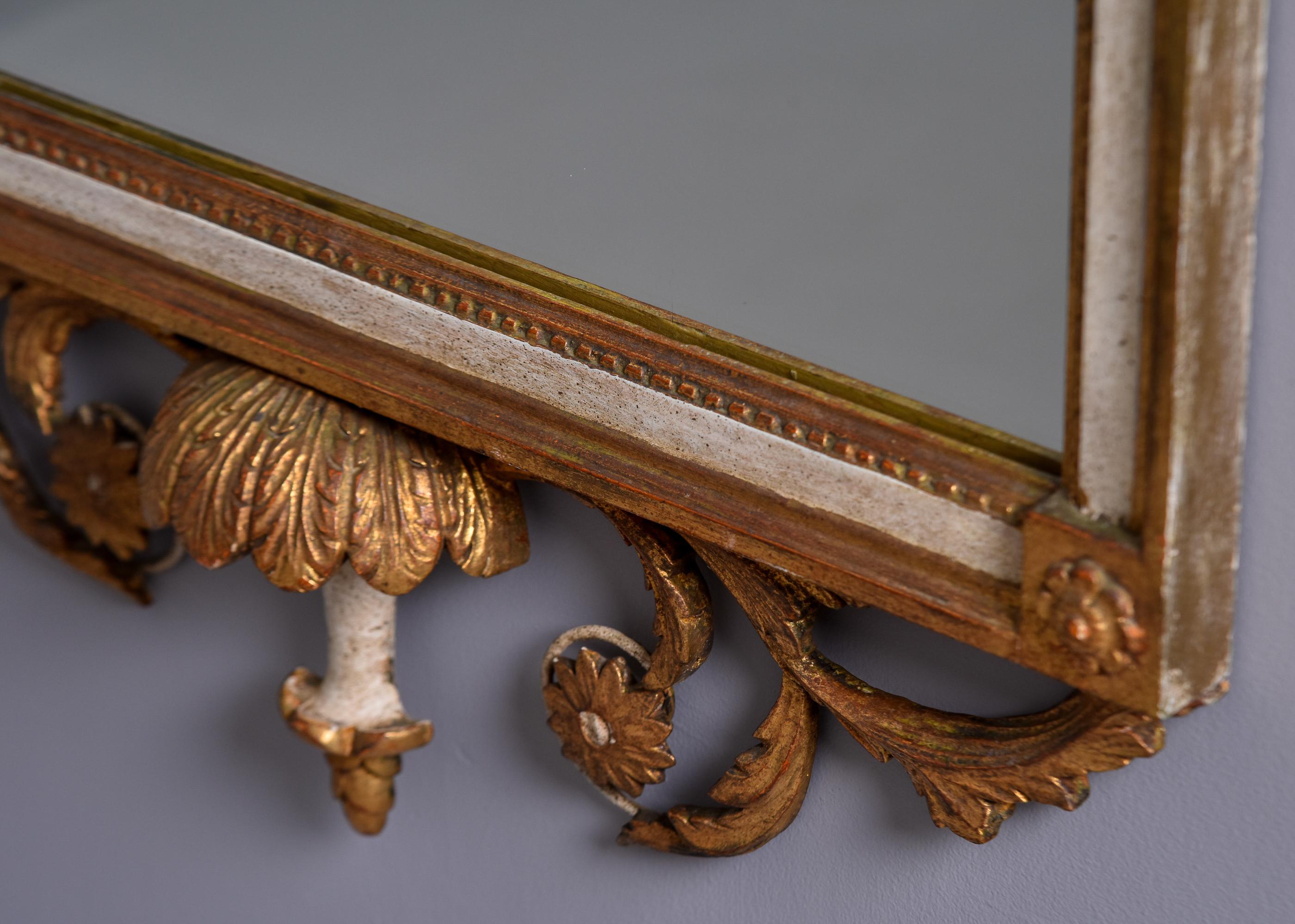 Vieux Miroir encadré en bois doré avec crête fantaisie en vente 5