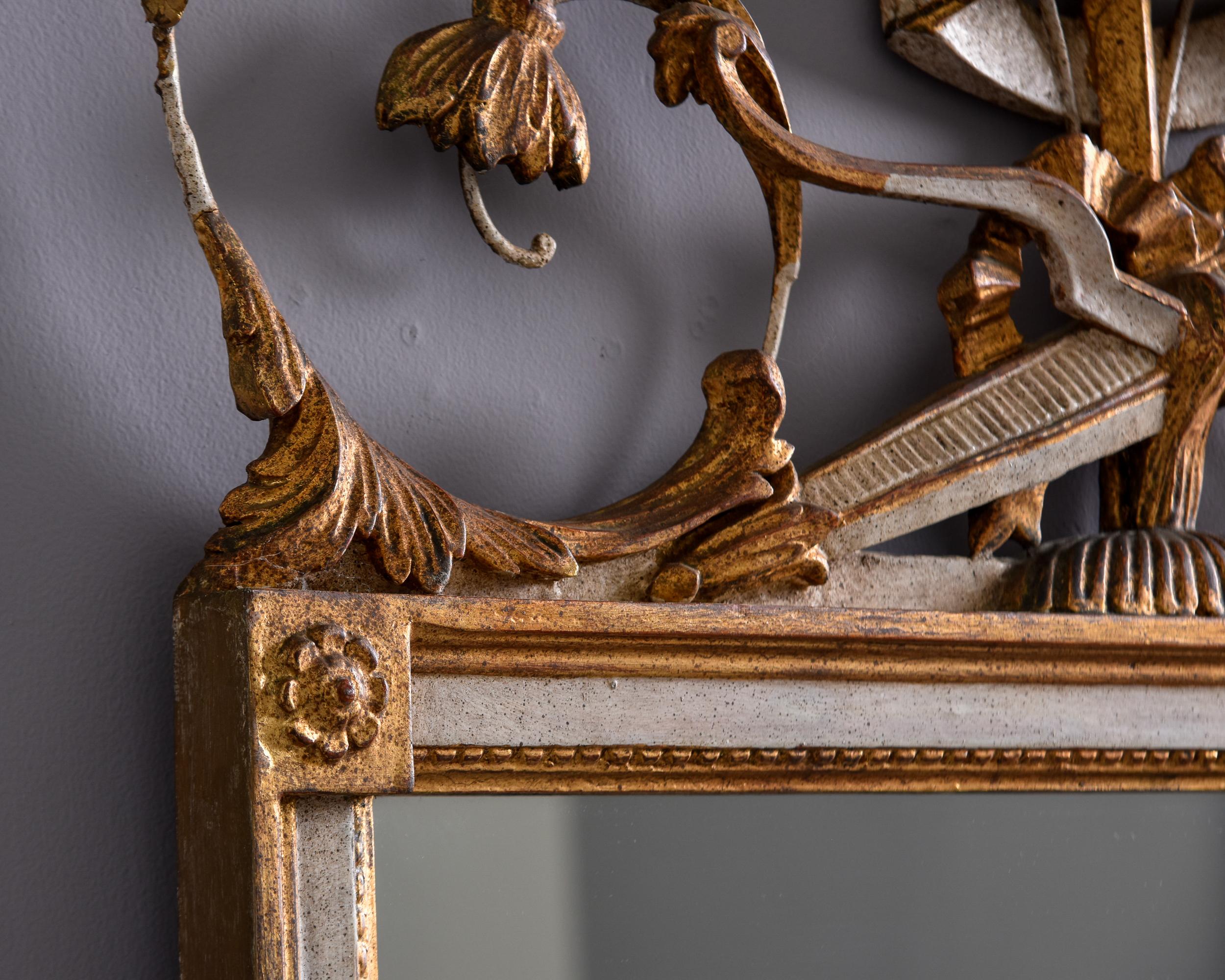 Vieux Miroir encadré en bois doré avec crête fantaisie en vente 6