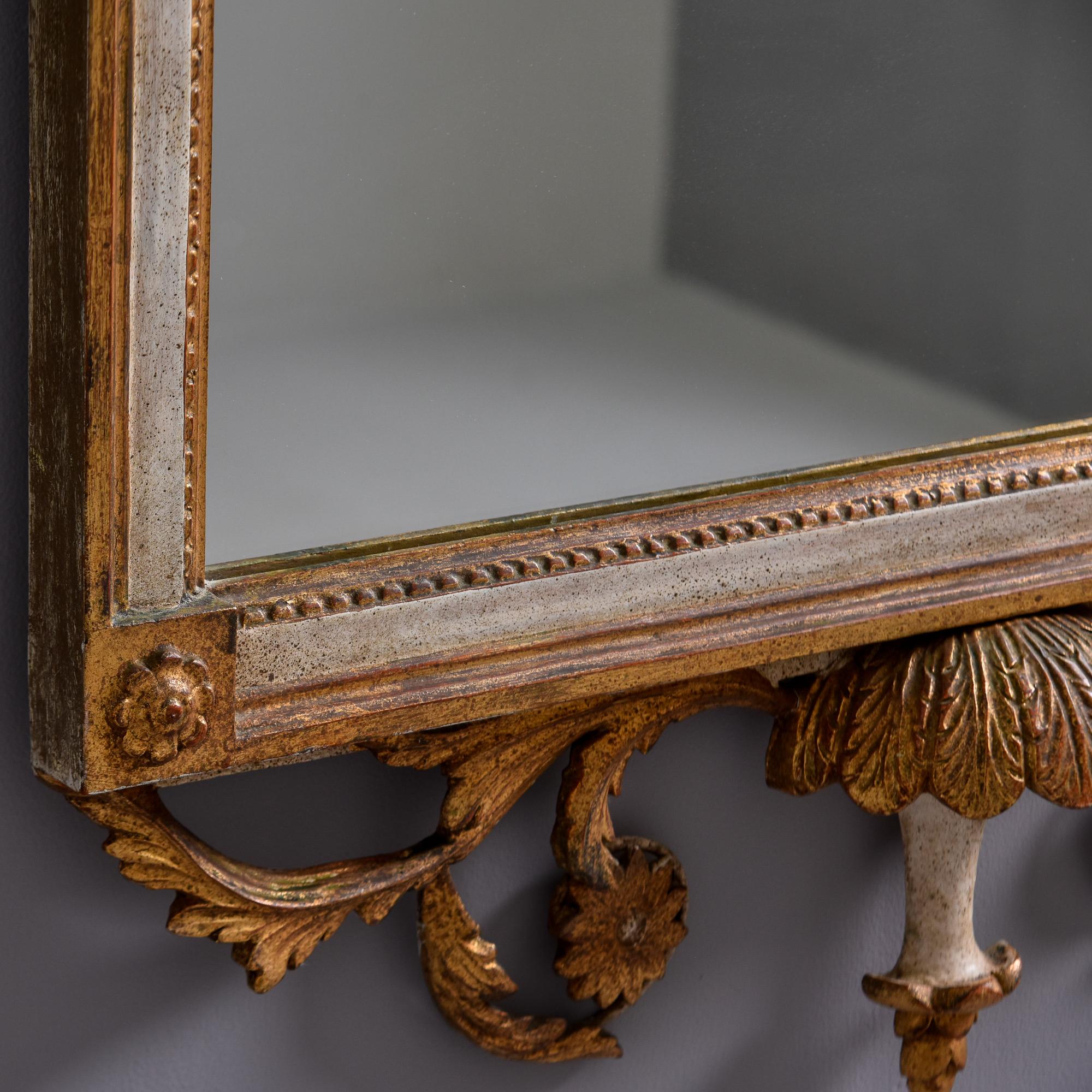 Vieux Miroir encadré en bois doré avec crête fantaisie en vente 7