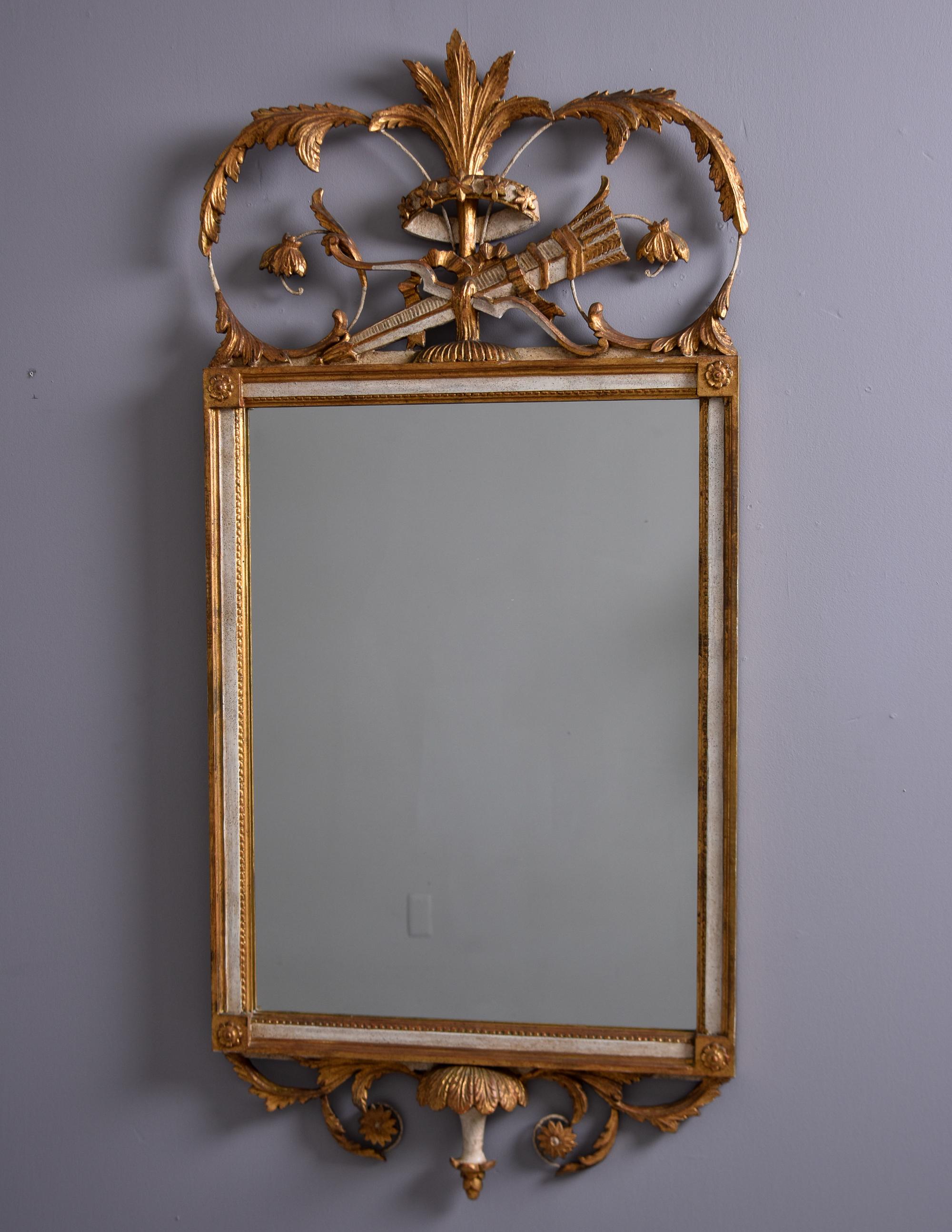 Inconnu Vieux Miroir encadré en bois doré avec crête fantaisie en vente