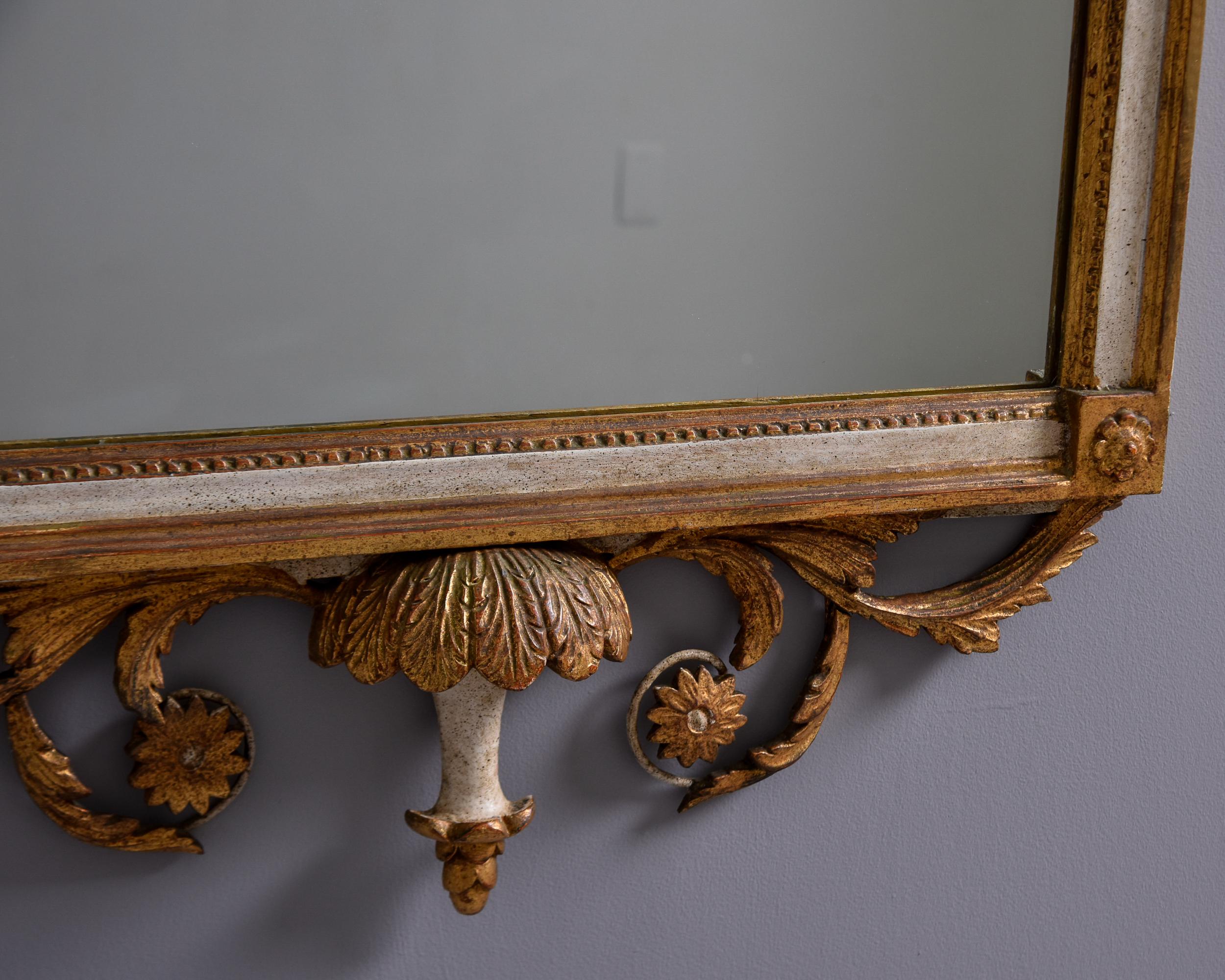 Vieux Miroir encadré en bois doré avec crête fantaisie en vente 1