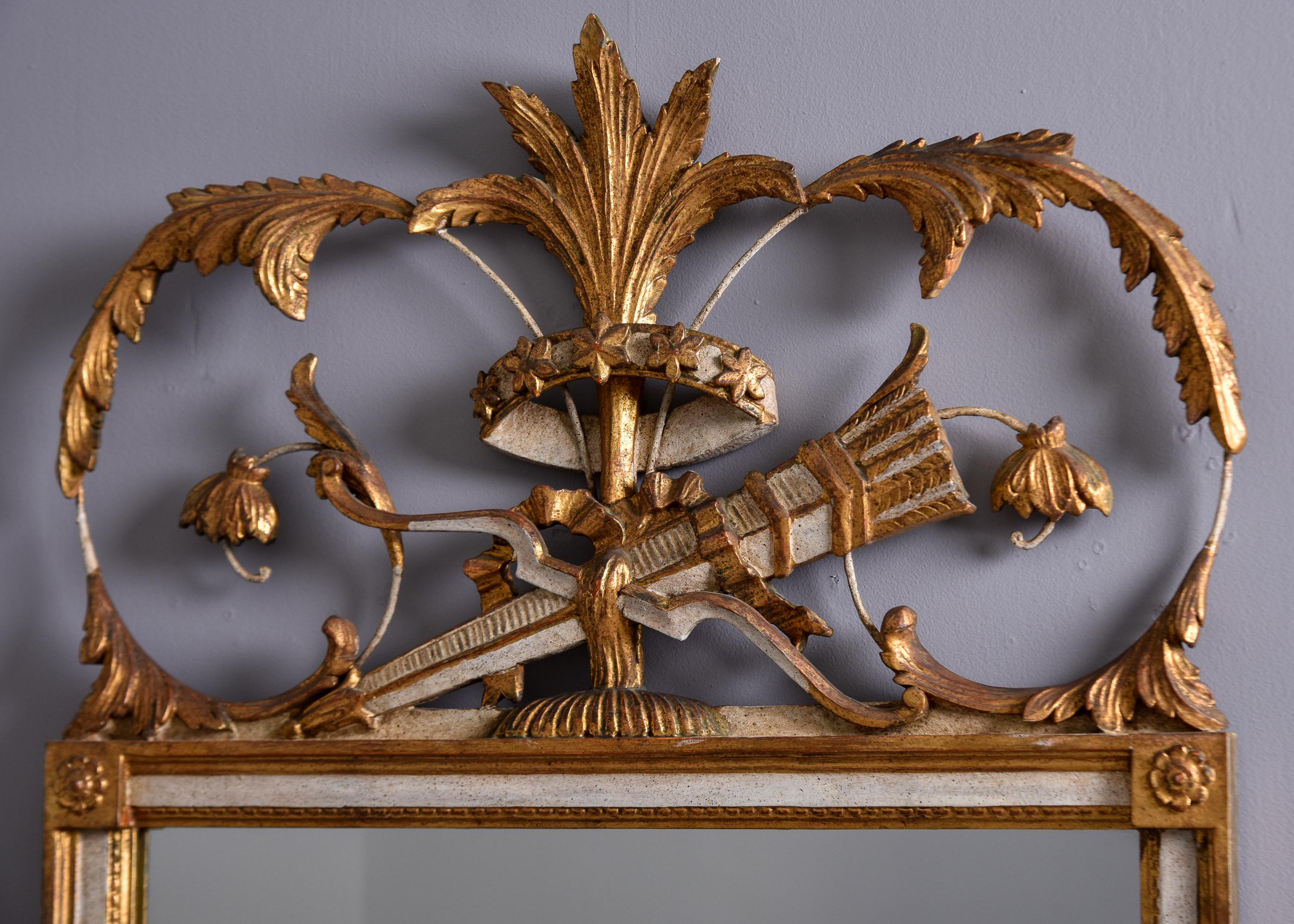 Vieux Miroir encadré en bois doré avec crête fantaisie en vente 3